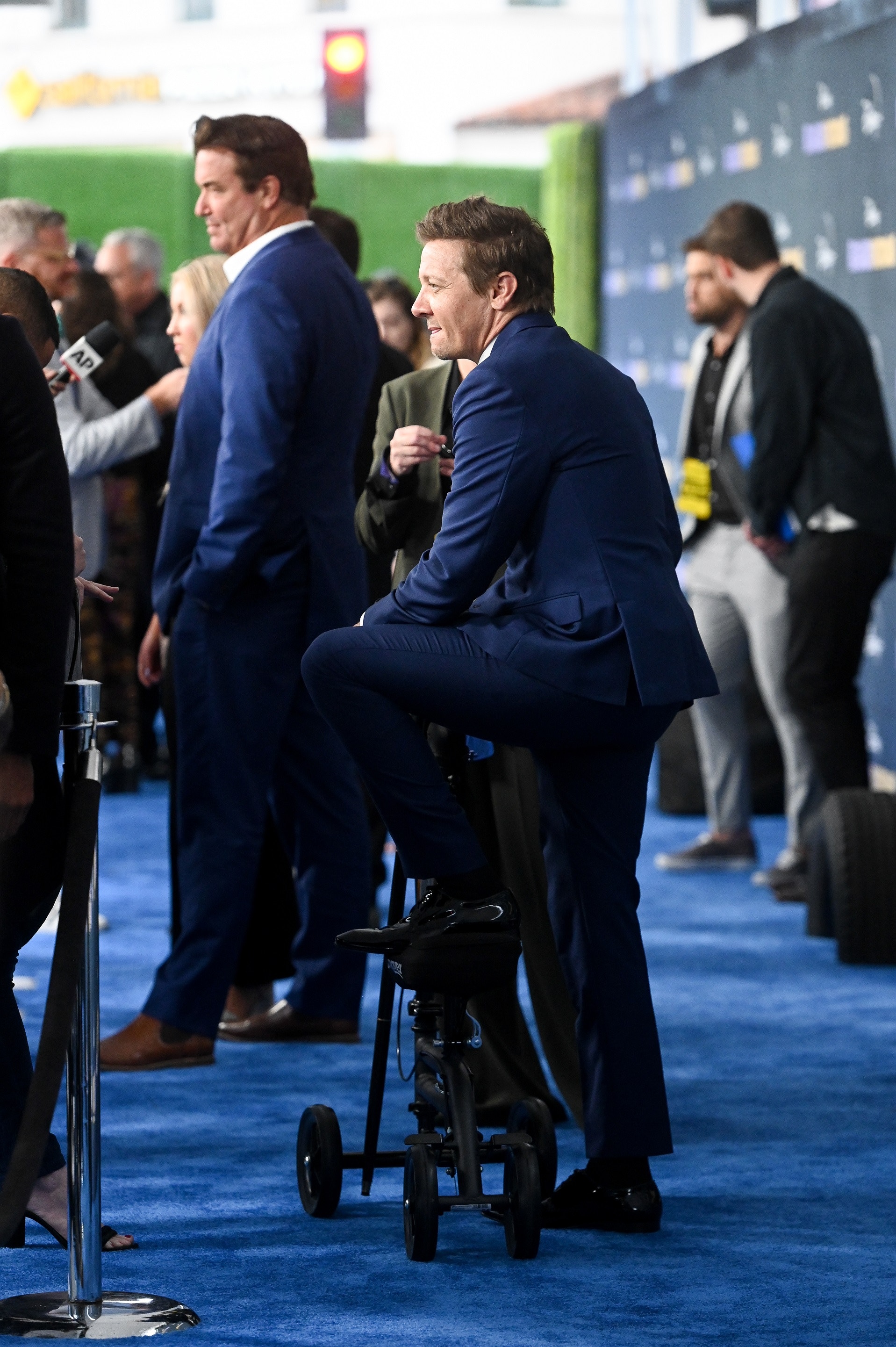 以滑行車代步。（視覺中國）