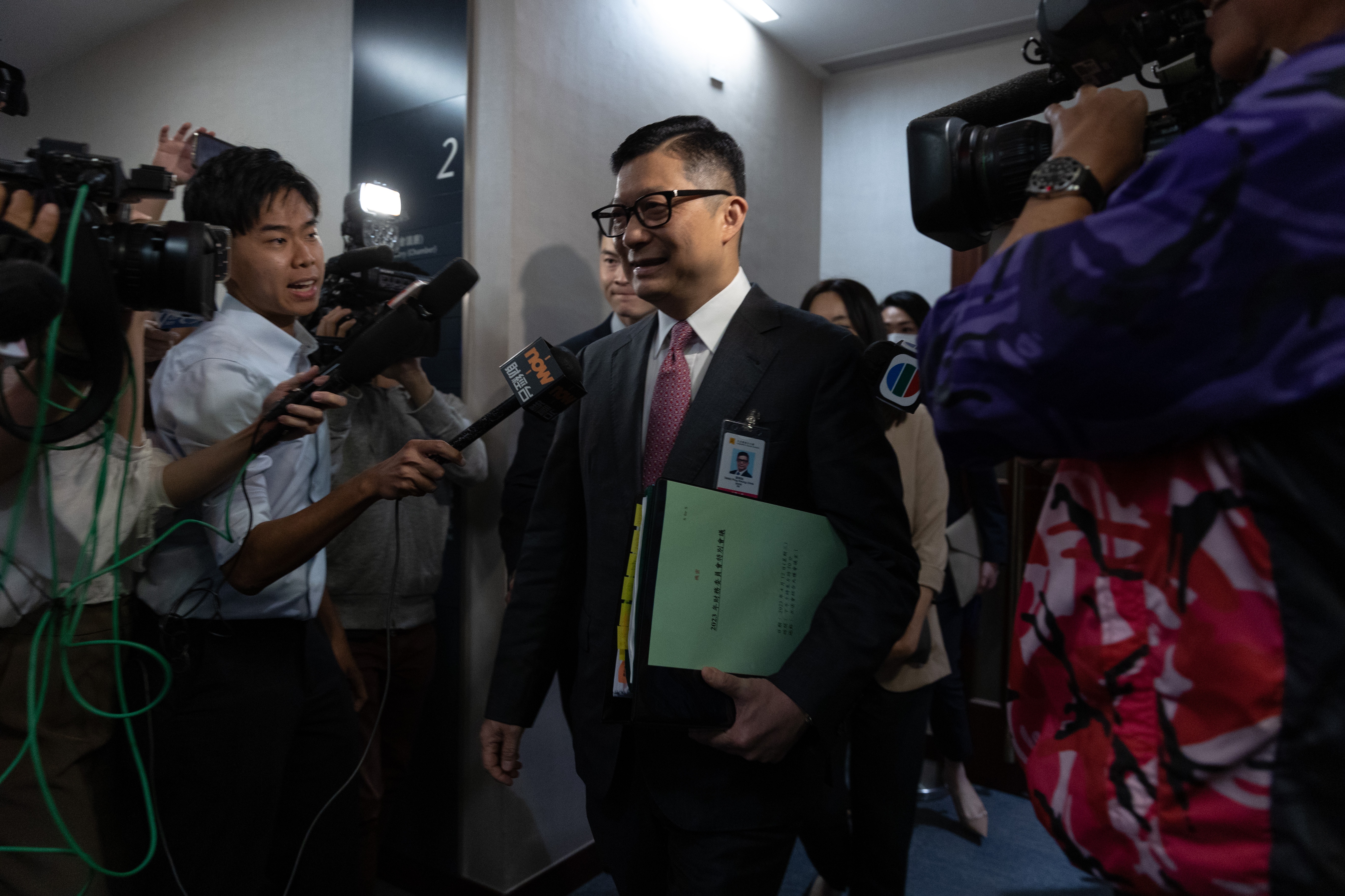 鄧炳強出席立法會特別財委會會議。（夏家朗攝）