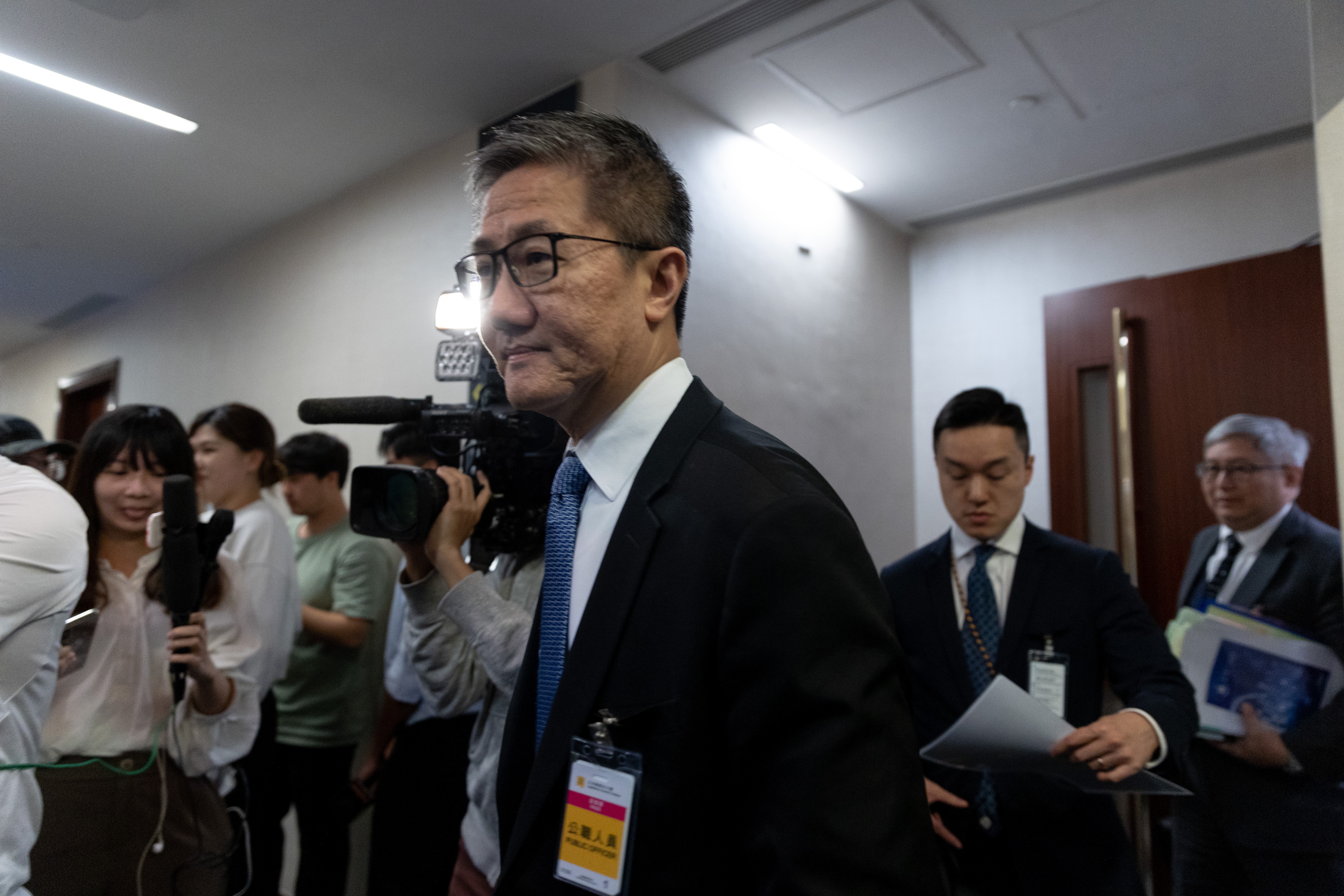 蕭澤頤出席立法會特別財委會會議。（夏家朗攝）