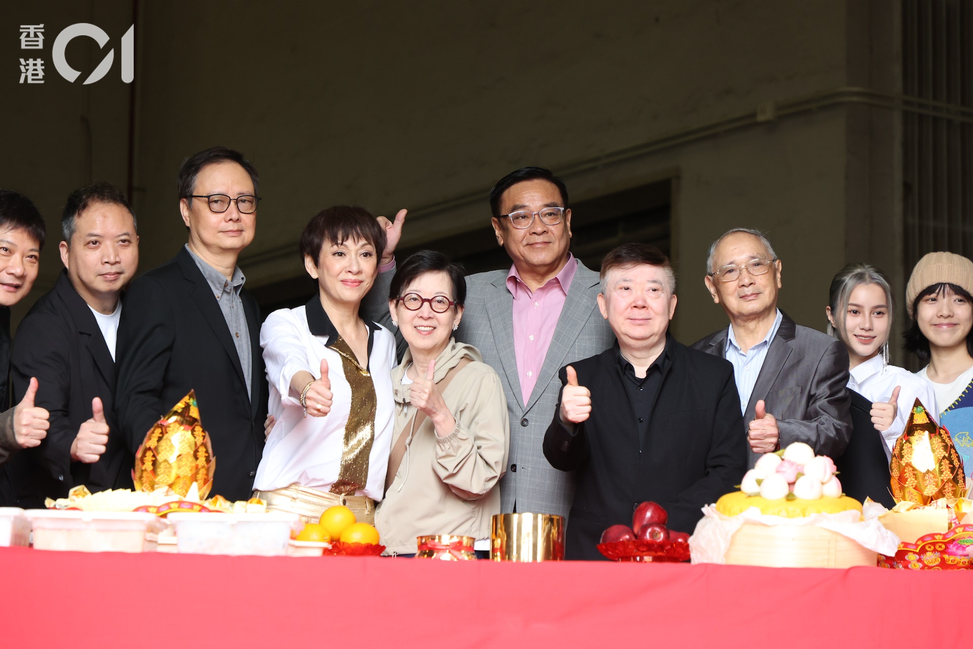 香港電影金像獎協會主席爾冬陞導演,攜同董事局成員一同為第四十一屆香港電影金像獎舉行拜神儀式,祈求典禮一切順利。(葉志明 攝) 香港電影金像獎協會主席爾冬陞導演,攜同董事局成員一同為第四十一屆香港電影金像獎舉行拜神儀式,祈求典禮一切順利。(葉志明 攝)