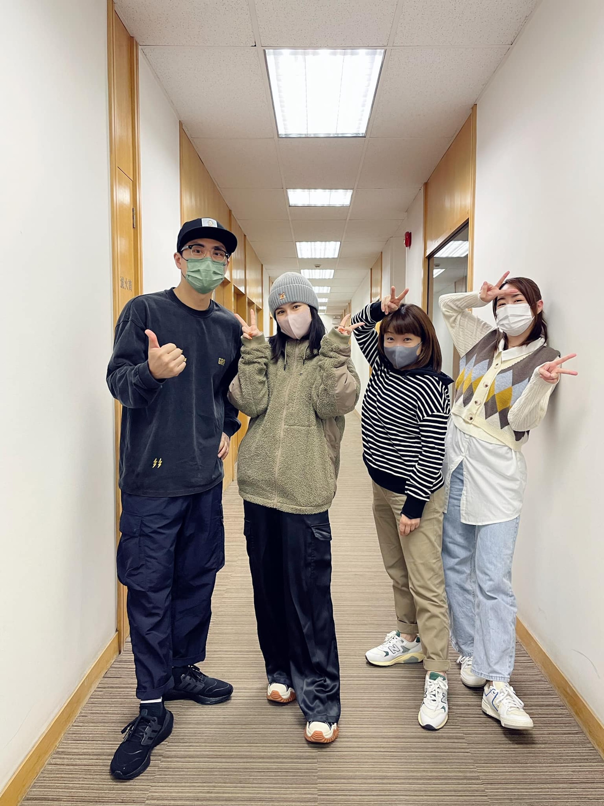 Winka抱病到商台接受《早霸王》森美、小儀及梁嘉琪訪問,走入錄音室才聲沙沙自爆正發高燒至38.8度。(早霸王facebook) Winka抱病到商台接受《早霸王》森美、小儀及梁嘉琪訪問,走入錄音室才聲沙沙自爆正發高燒至38.8度。(早霸王facebook)
