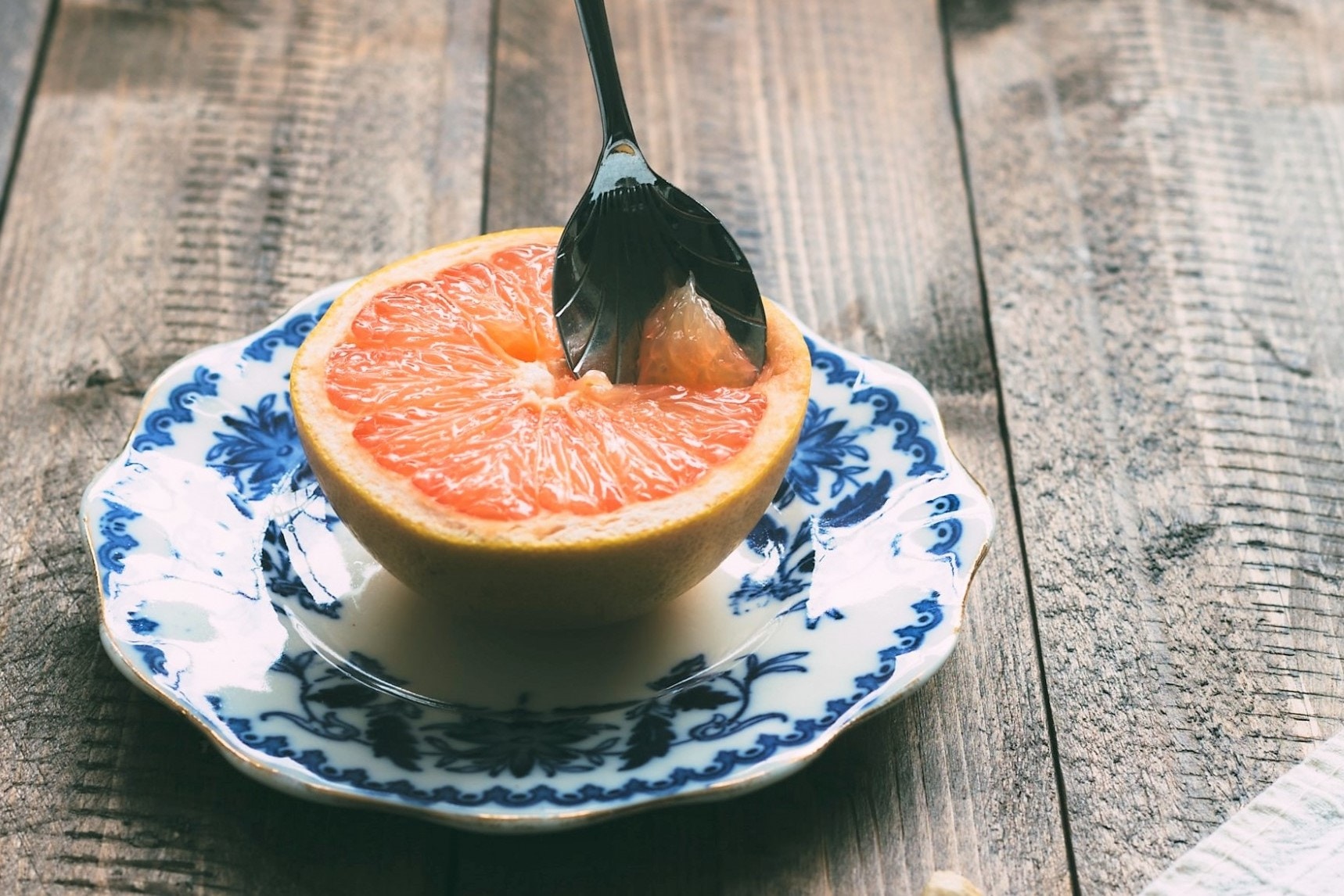 較重的西柚代表水分多較甜。（圖片︰Unsplash）