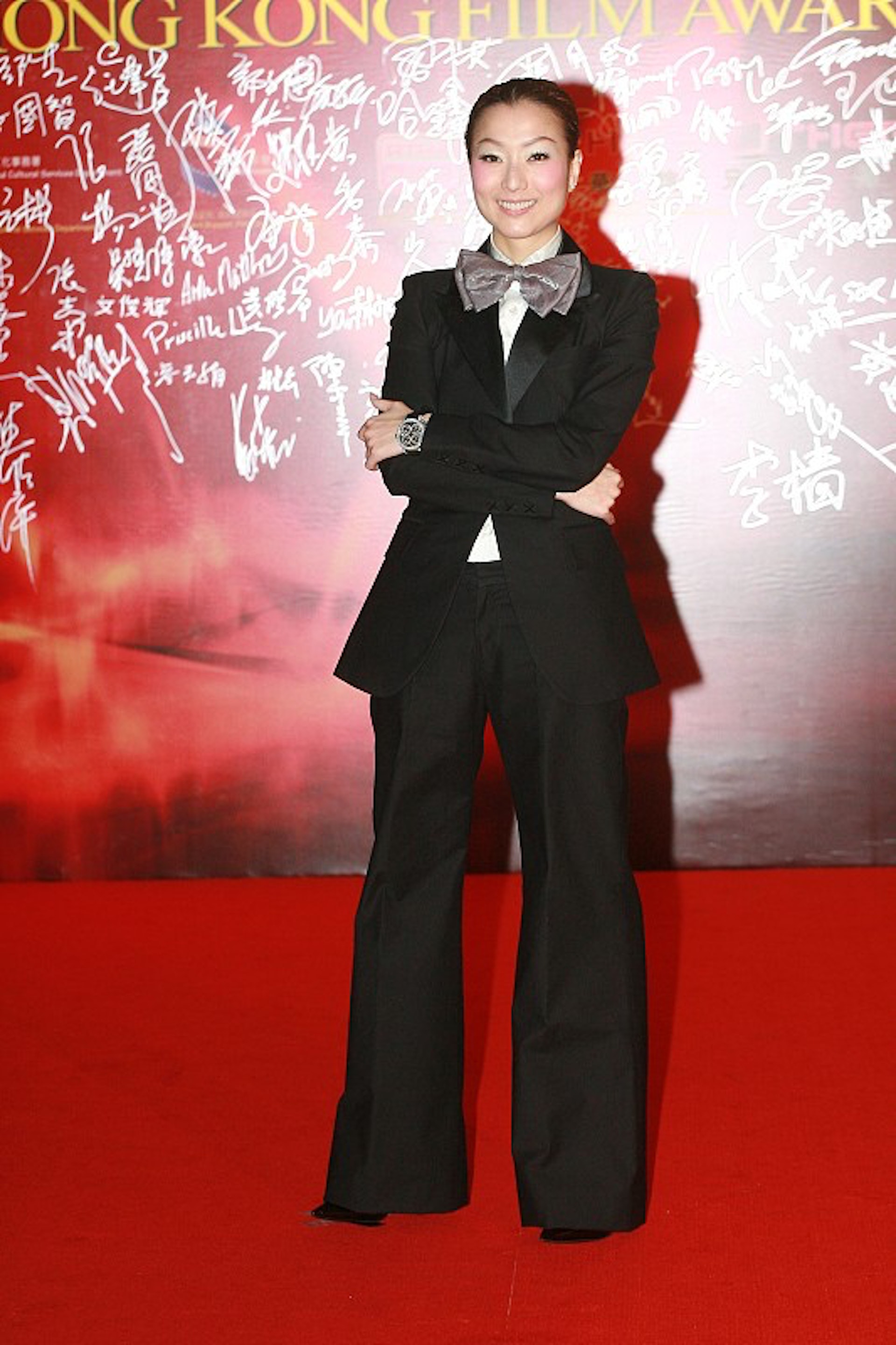 2008年第27屆香港電影金像獎,Sammi首次與吳君如、鄭裕玲擔任司儀,有別於其他女星,她選擇西裝煲呔上陣,上衣收腰設計與直腳褲完美結合,剛柔並濟,率性有型。(VCG) 2008年第27屆香港電影金像獎,Sammi首次與吳君如、鄭裕玲擔任司儀,有別於其他女星,她選擇西裝煲呔上陣,上衣收腰設計與直腳褲完美結合,剛柔並濟,率性有型。(VCG)