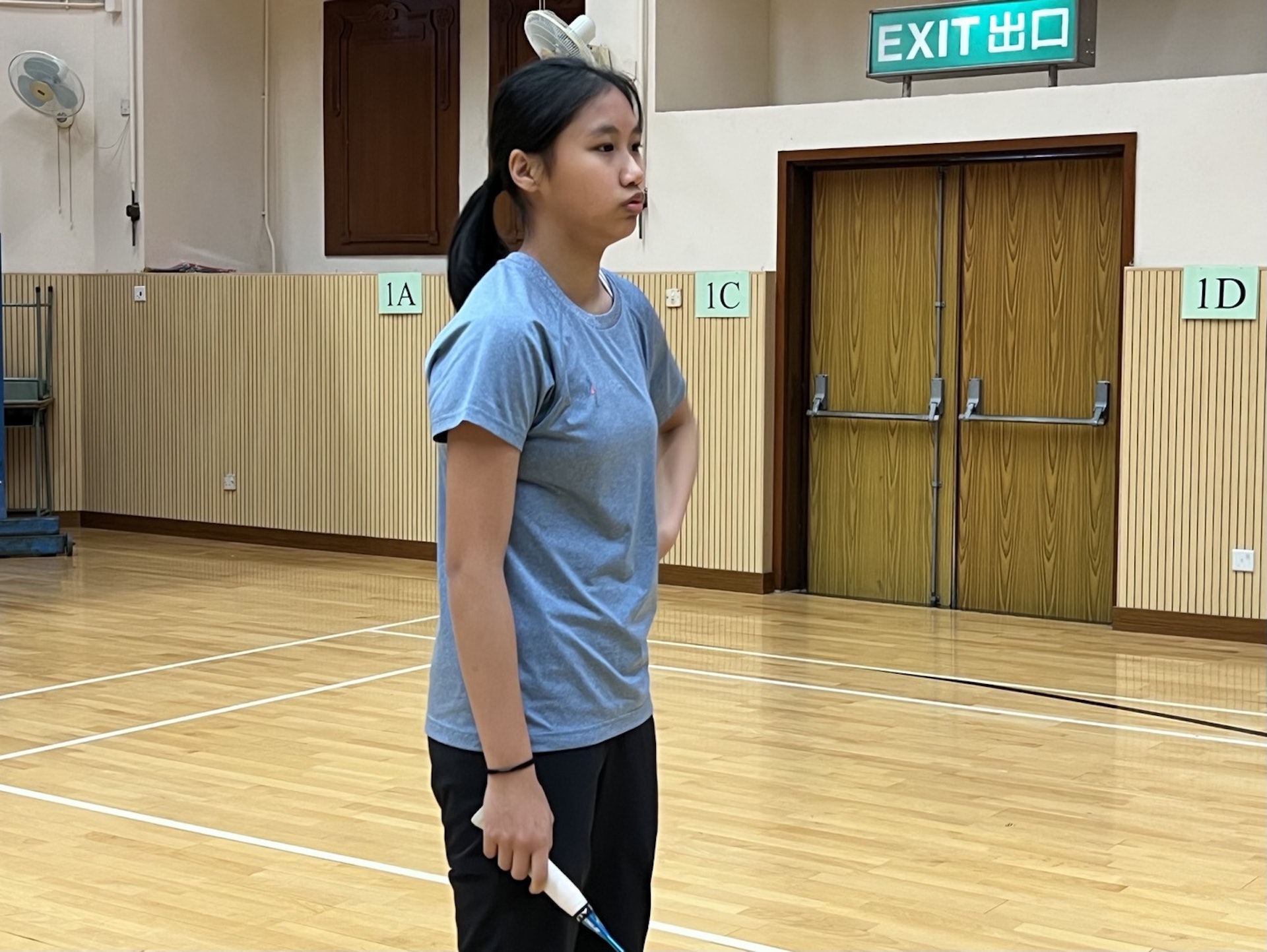 患有肢體運動不協調的學生林沁儀本身羽毛球天賦不高,幸好有家人和鍾教練的鼓勵,才繼續堅持圓羽毛球夢。(翁曼琛攝) 患有肢體運動不協調的學生林沁儀本身羽毛球天賦不高,幸好有家人和鍾教練的鼓勵,才繼續堅持圓羽毛球夢。(翁曼琛攝)