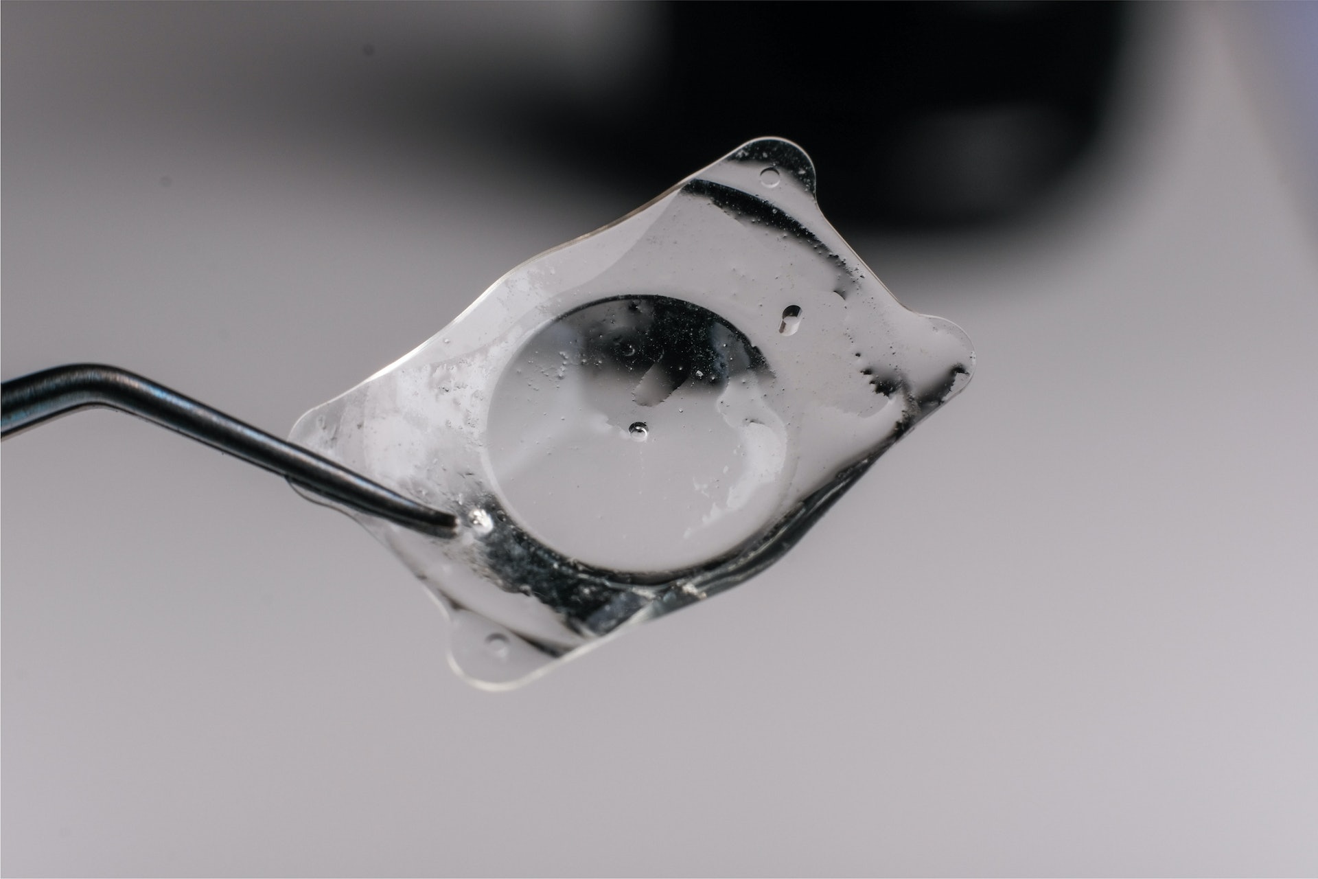 ICL植入式隱形眼鏡(Implantable Contact Lens)原理是透過微創手術,將度身訂造的矯視鏡片植入眼球。(圖片:Shutterstock) ICL植入式隱形眼鏡(Implantable Contact Lens)原理是透過微創手術,將度身訂造的矯視鏡片植入眼球。(圖片:Shutterstock)