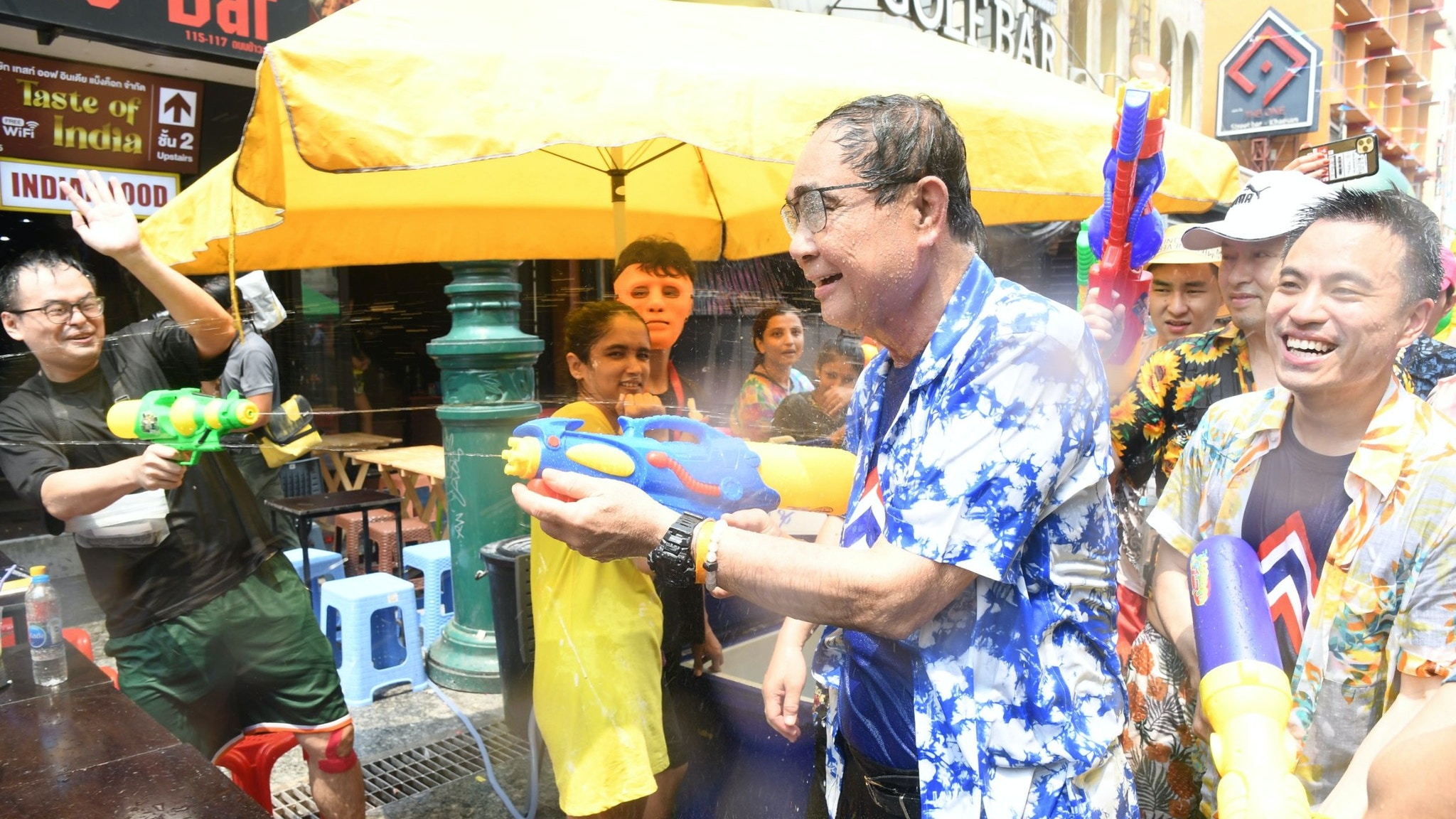 泰國總理巴育出席潑水節活動　與民玩「水槍戰」同樂