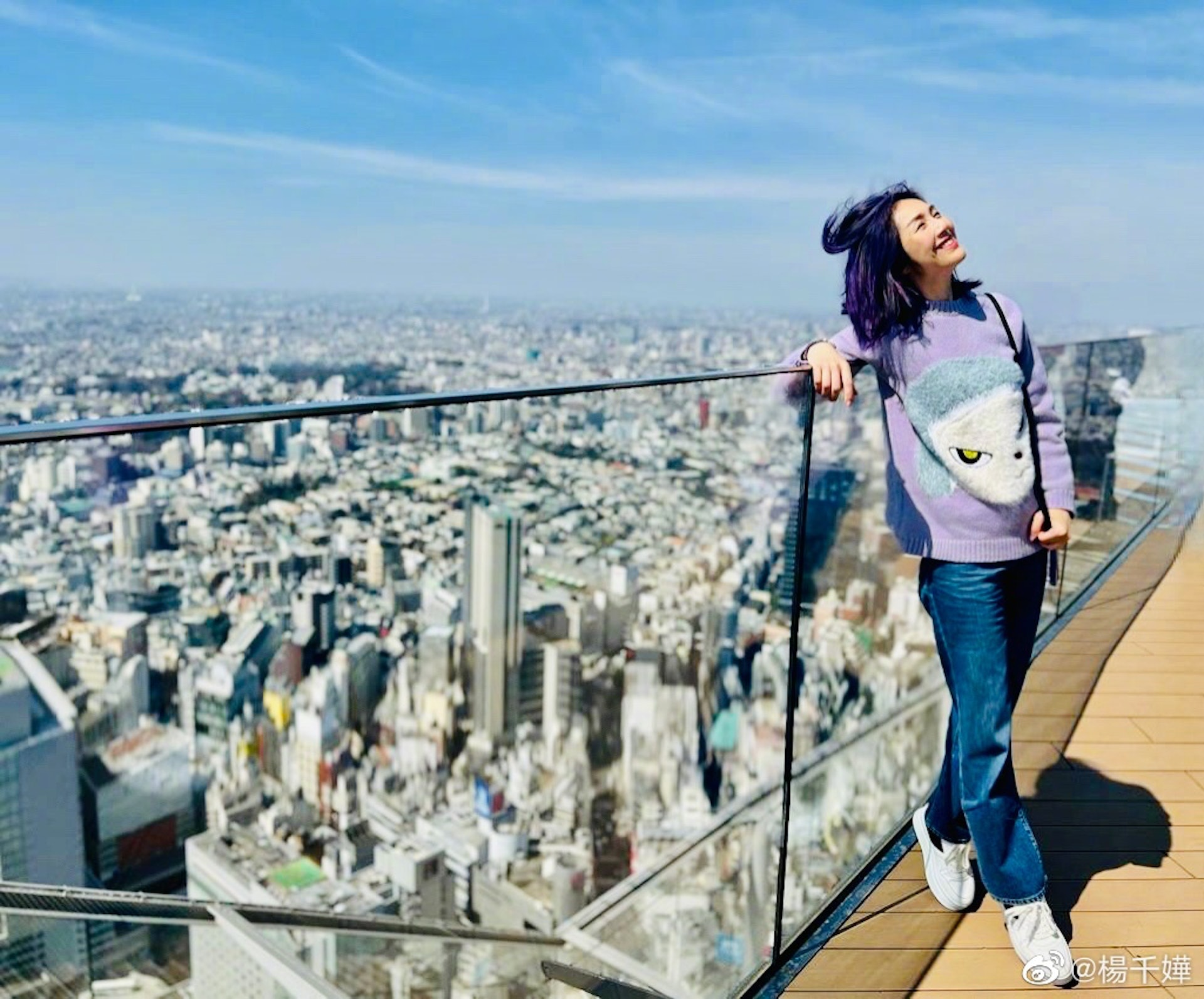 楊千嬅疑P圖過度令背景變形,她身後的大廈變得彎彎曲曲。(微博圖片) 楊千嬅疑P圖過度令背景變形,她身後的大廈變得彎彎曲曲。(微博圖片)