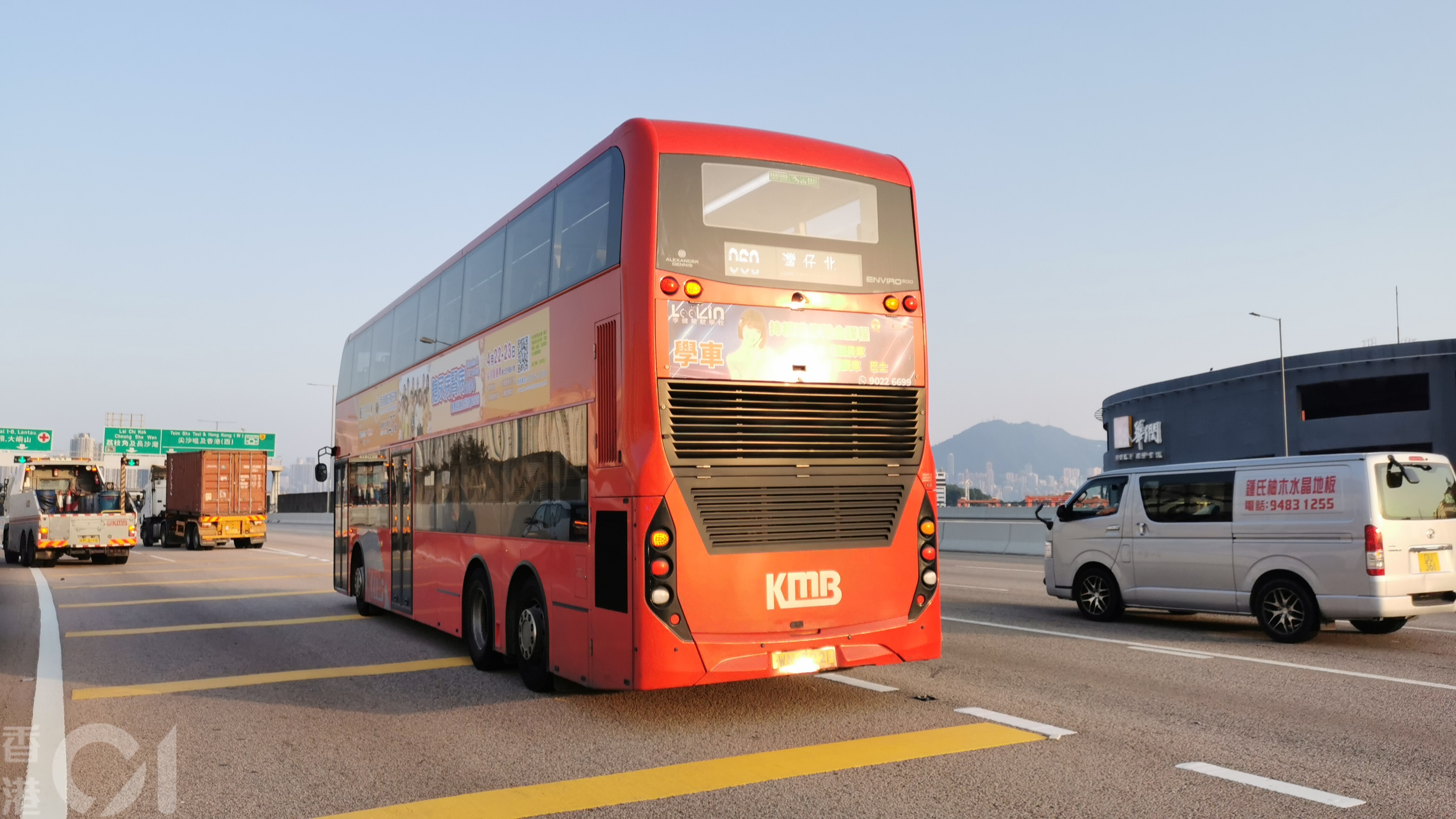 九巴懷疑收掣不及撞向拖車尾部。（林振華攝）