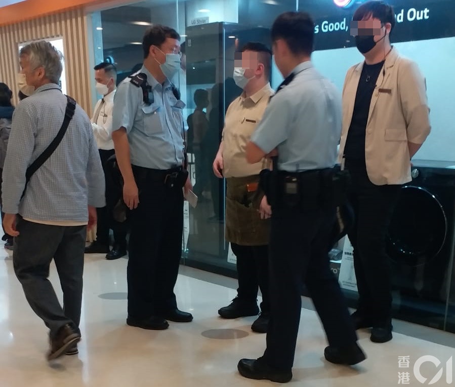 涉事員工在場助查。（讀者何先生提供）