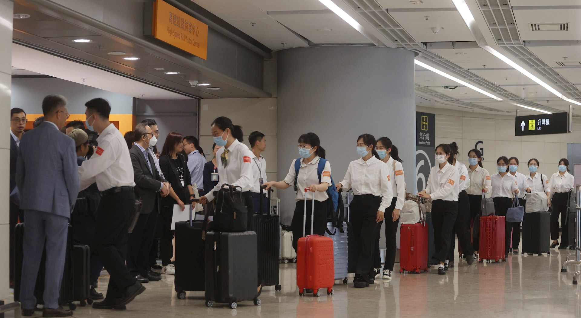 「大灣區醫療人才交流計劃」逾80名廣東省醫護今午(17日)經高鐵到港。(余俊亮攝) 「大灣區醫療人才交流計劃」逾80名廣東省醫護今午(17日)經高鐵到港。(余俊亮攝)
