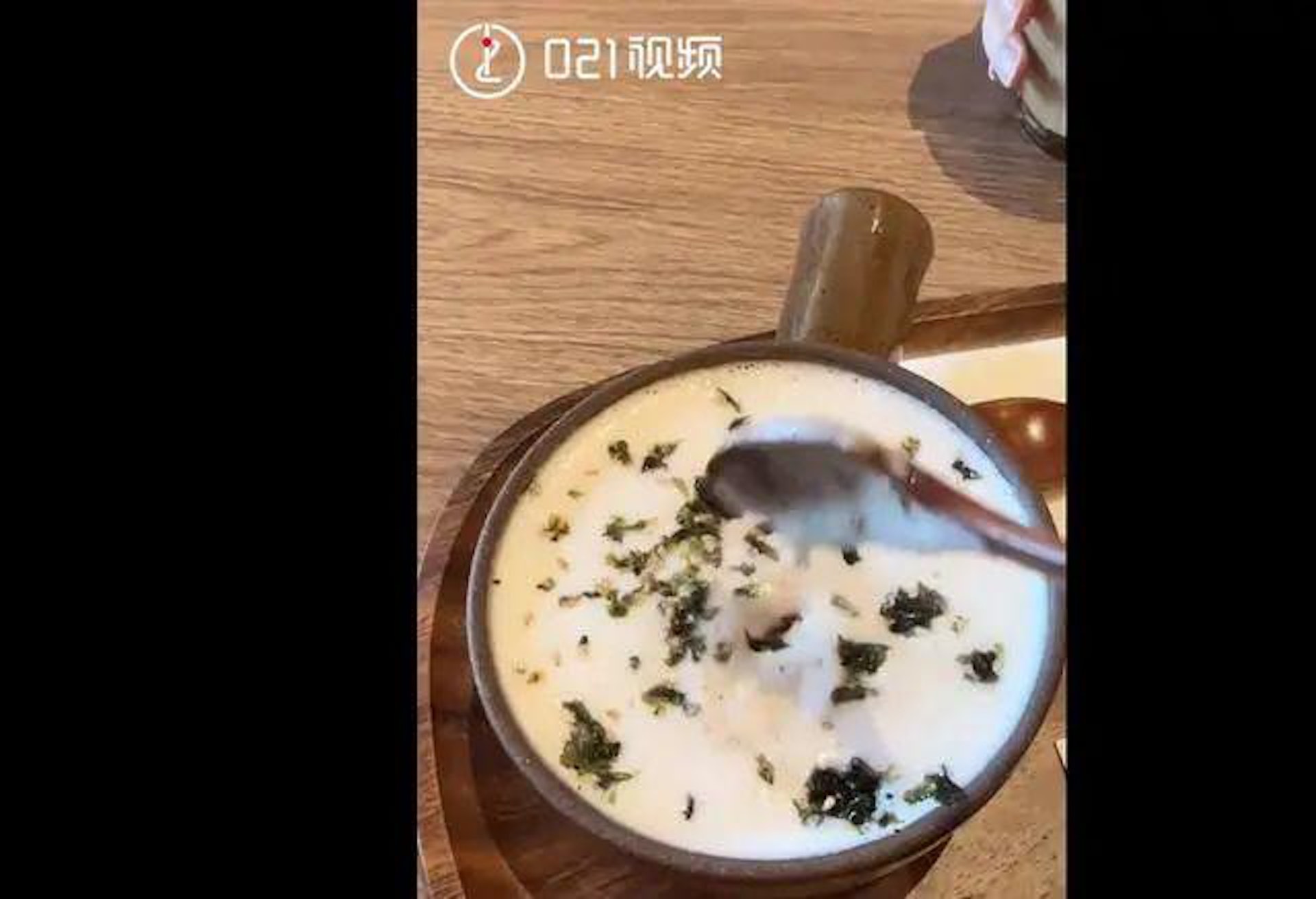 上海有咖啡店推出「咖啡泡飯」、「醬油拿鐵」。(圖 / 新聞坊) 上海有咖啡店推出「咖啡泡飯」、「醬油拿鐵」。(圖 / 新聞坊)