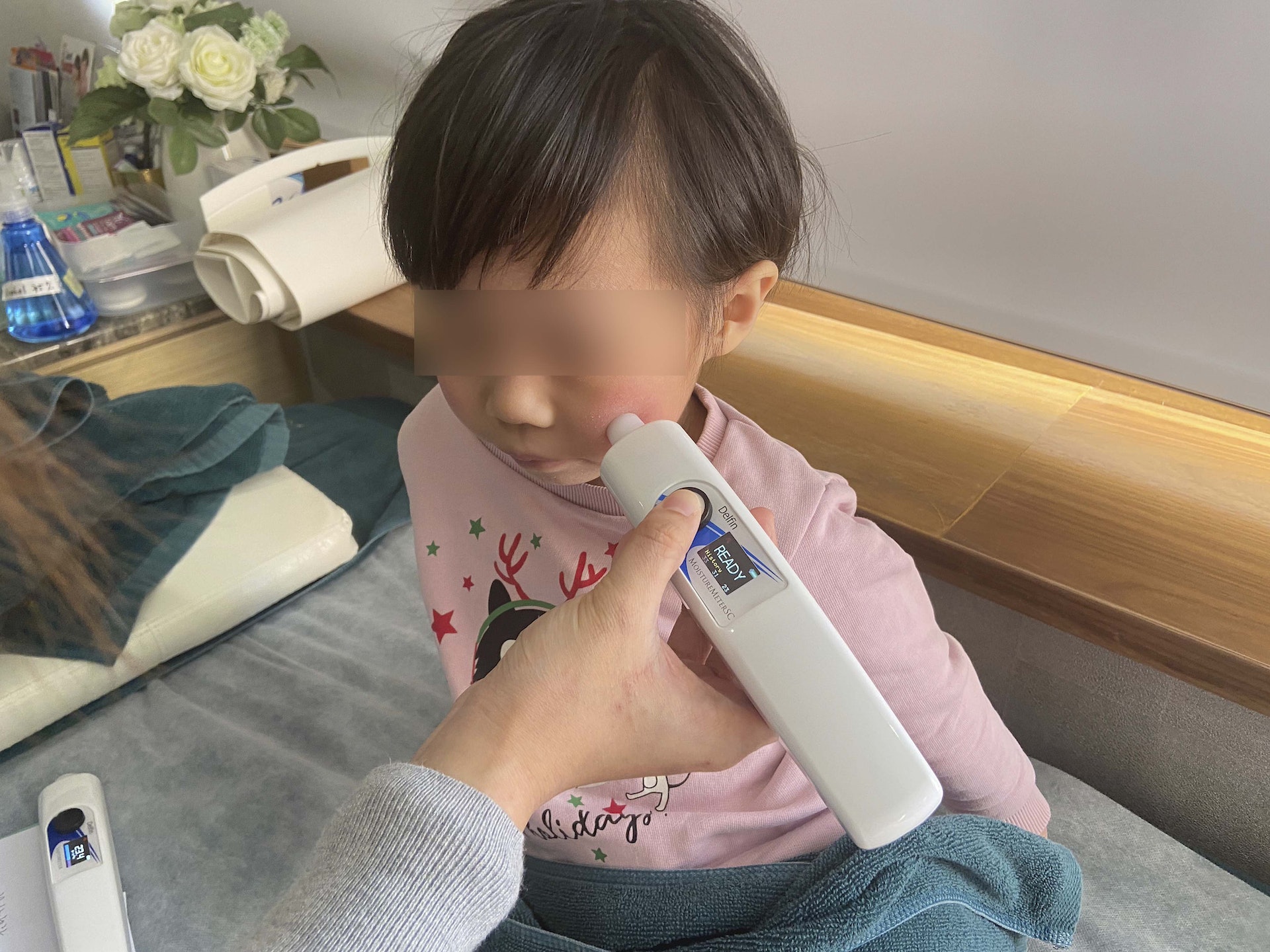 了解皮膚底層發炎的情況,醫療團隊對濕疹患者使經皮水分散失測量儀 (VAPOMETER) 掃描評估,提供最大化的濕疹治療方案。 了解皮膚底層發炎的情況,醫療團隊對濕疹患者使經皮水分散失測量儀 (VAPOMETER) 掃描評估,提供最大化的濕疹治療方案。