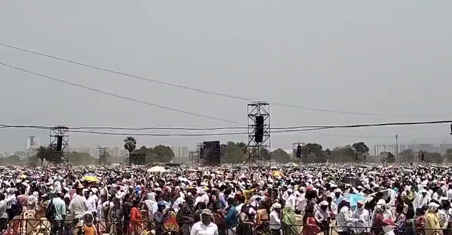 印度孟买郊区马哈拉施特拉邦（Maharashtra）16日举行了一场大型社工颁奖典礼。不过由于当天正逢热浪来袭，再加上主办方没有搭建遮阳的棚子，造成11人中暑死亡。（Twitter@RakeshKTrivedi）