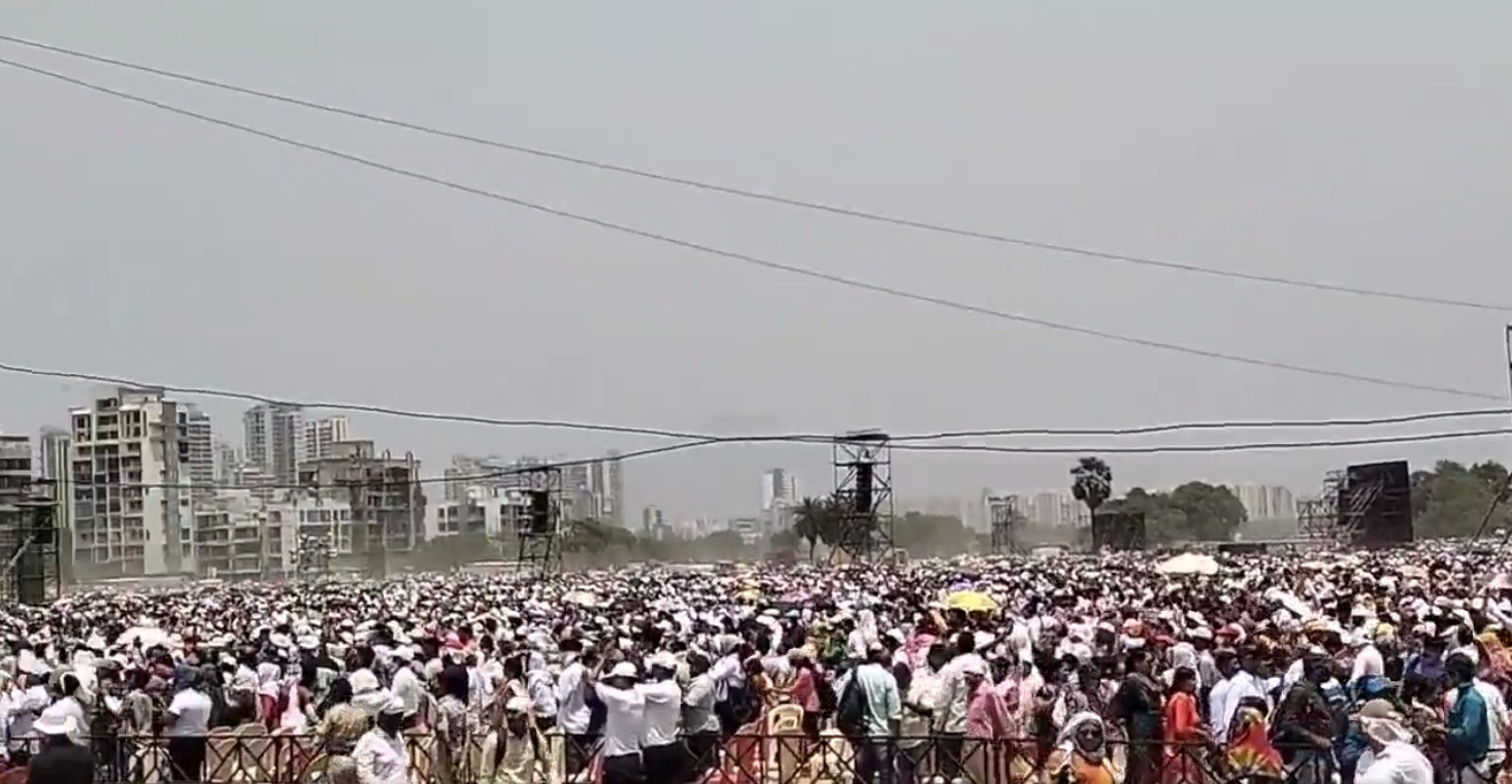 印度孟买郊区马哈拉施特拉邦（Maharashtra）16日举行了一场大型社工颁奖典礼。不过由于当天正逢热浪来袭，再加上主办方没有搭建遮阳的棚子，造成11人中暑死亡。（Twitter@RakeshKTrivedi）