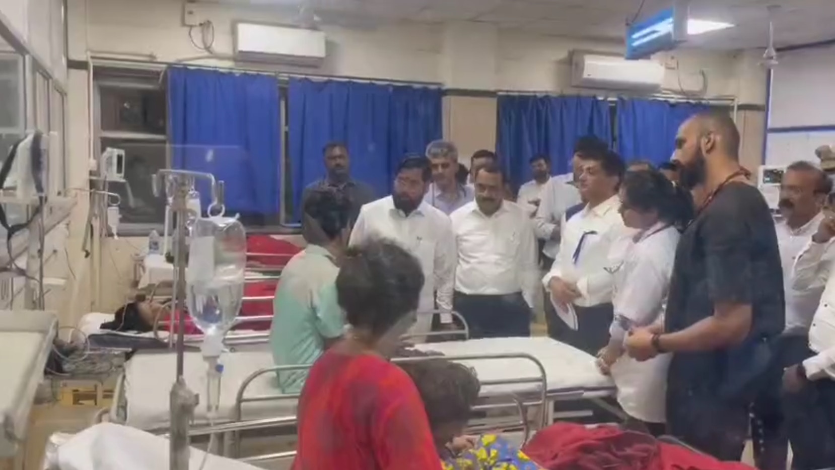 马哈拉施特拉邦长欣德（Eknath Shinde）随后证实了典礼中有11人死亡，并承诺将会为死者家属提供每人50万卢比的慰问金，其余入院治疗者，医药费全免。（Twitter@RakeshKTrivedi）