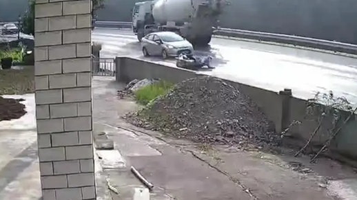 四川女揸摩托車摔倒後遭碾身亡 被判負主要責任引家屬不滿 四川女揸摩托車摔倒後遭碾身亡 被判負主要責任引家屬不滿