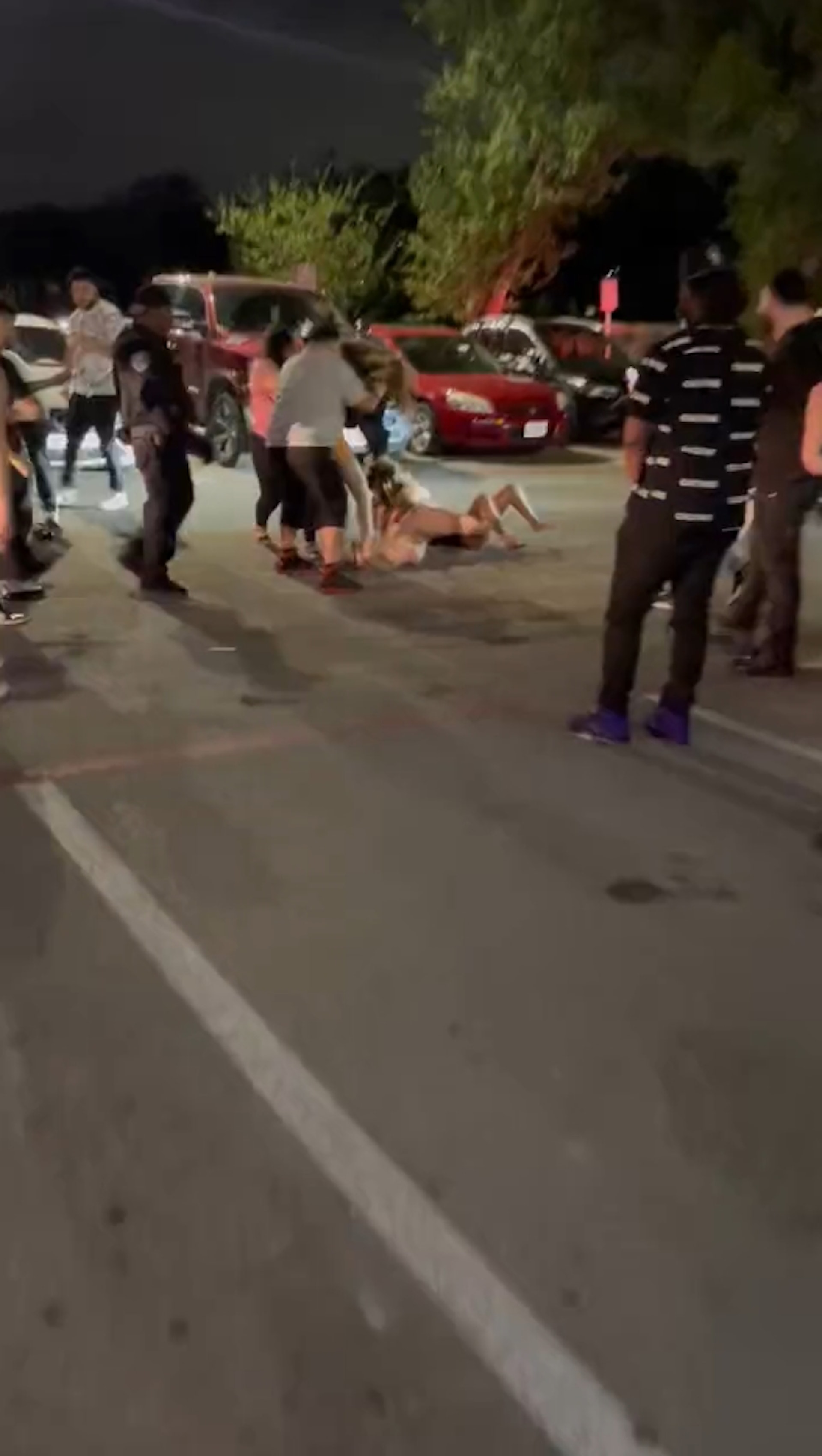 美國德州聖安東尼奧一間夜店外出現驚人景象,6名衣著性感的女性在停車場大打出手,後來警衛更加入戰圈,失控場面在網上瘋傳。(Twitter@leooooo69) 美國德州聖安東尼奧一間夜店外出現驚人景象,6名衣著性感的女性在停車場大打出手,後來警衛更加入戰圈,失控場面在網上瘋傳。(Twitter@leooooo69)
