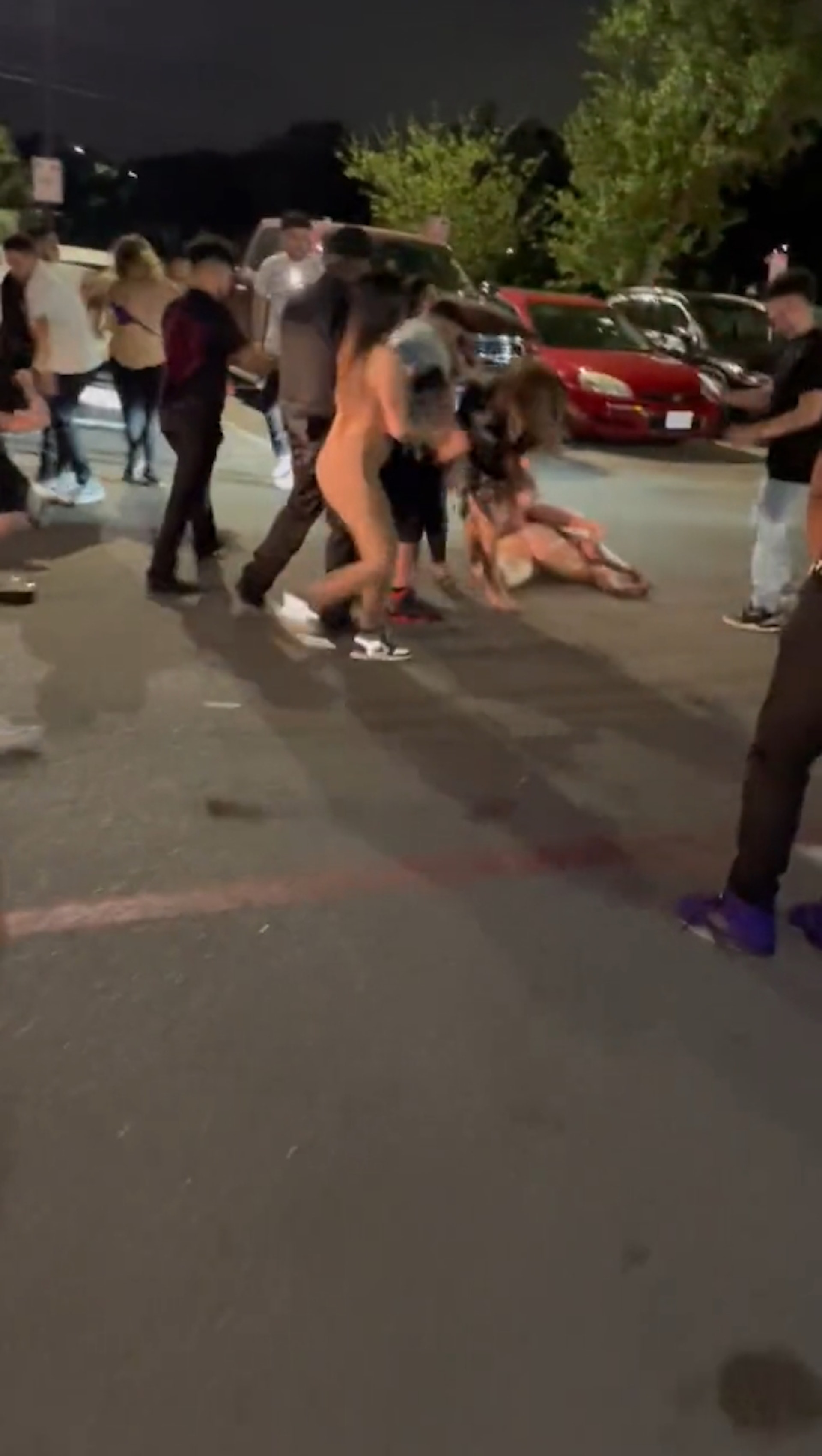 美國德州聖安東尼奧一間夜店外出現驚人景象,6名衣著性感的女性在停車場大打出手,後來警衛更加入戰圈,失控場面在網上瘋傳。(Twitter@leooooo69) 美國德州聖安東尼奧一間夜店外出現驚人景象,6名衣著性感的女性在停車場大打出手,後來警衛更加入戰圈,失控場面在網上瘋傳。(Twitter@leooooo69)