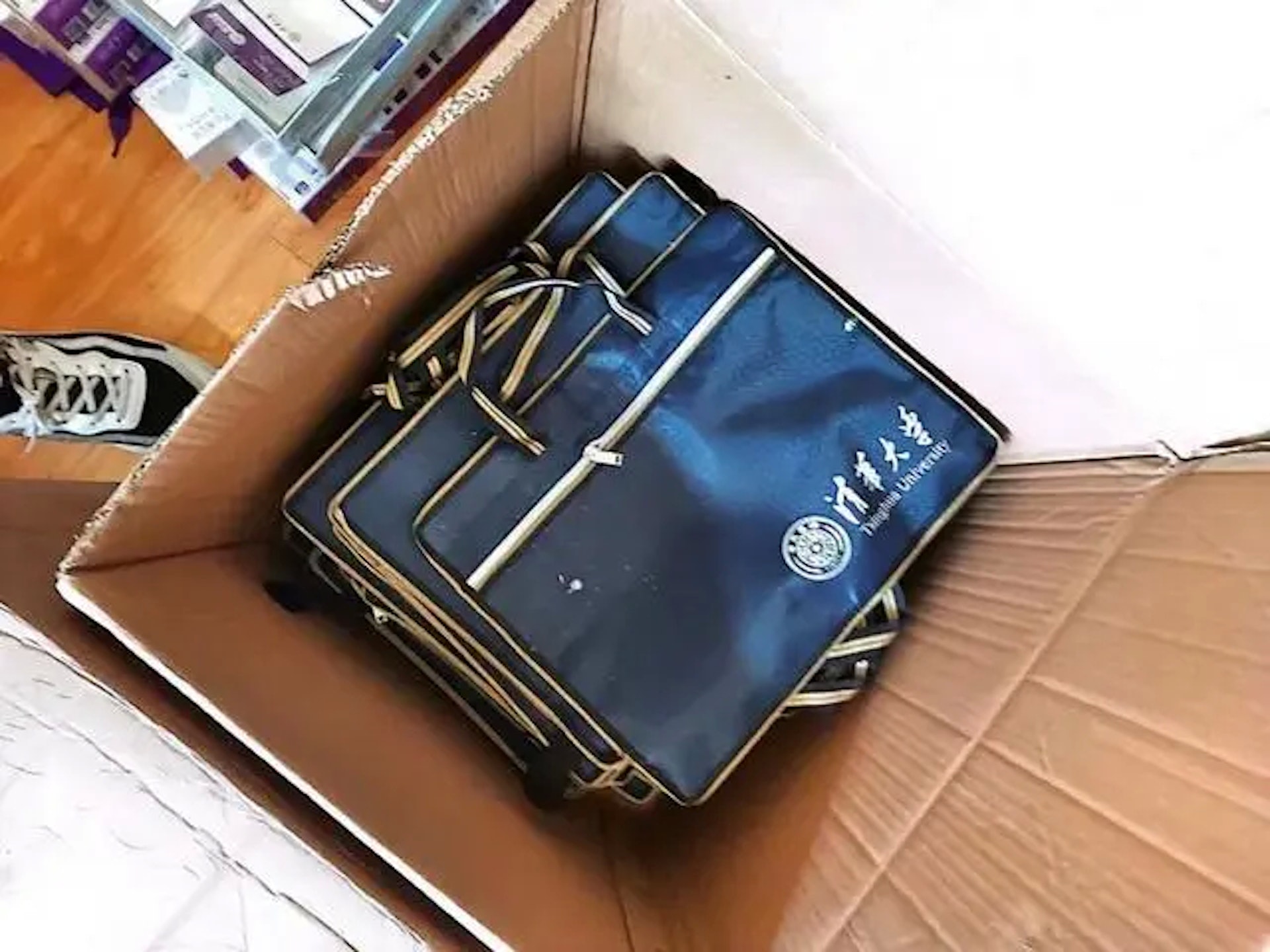 北京一名無業男子靠假扮清華碩士,成為一名網紅。其後,他因在網絡售賣假冒清華文創產品,被判處有期徒刑三年,併處罰金50萬元人民幣。(網上圖片) 北京一名無業男子靠假扮清華碩士,成為一名網紅。其後,他因在網絡售賣假冒清華文創產品,被判處有期徒刑三年,併處罰金50萬元人民幣。(網上圖片)