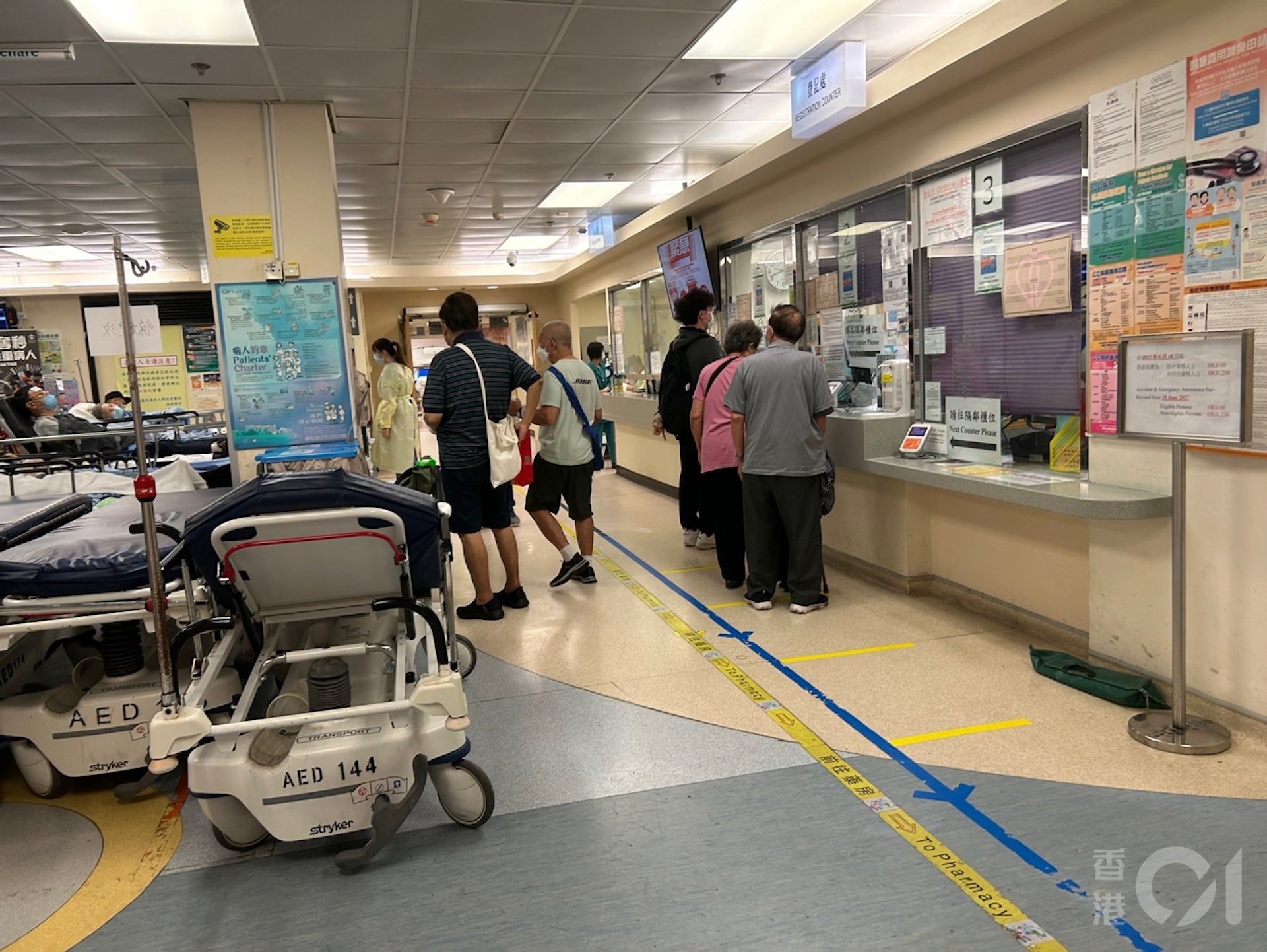 一名58歲女病人4月17日倒斃東區醫院急症室無障礙廁所(俗稱殘廁)。4月18日早上所見,死者倒斃的殘廁就在等候區。(鄧康翹攝) 一名58歲女病人4月17日倒斃東區醫院急症室無障礙廁所(俗稱殘廁)。4月18日早上所見,死者倒斃的殘廁就在等候區。(鄧康翹攝)