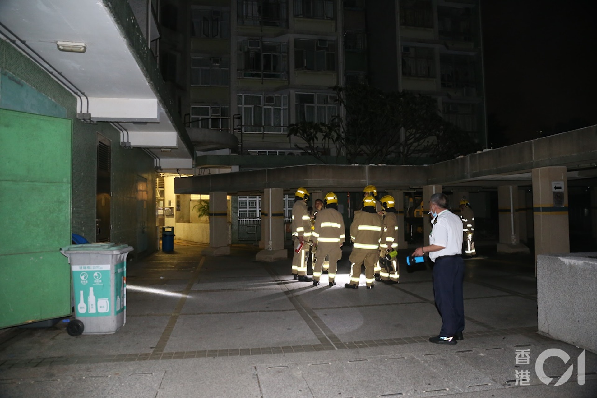 興東邨興康樓有機房冒煙,人員在場調查。(陳永武攝) 興東邨興康樓有機房冒煙,人員在場調查。(陳永武攝)