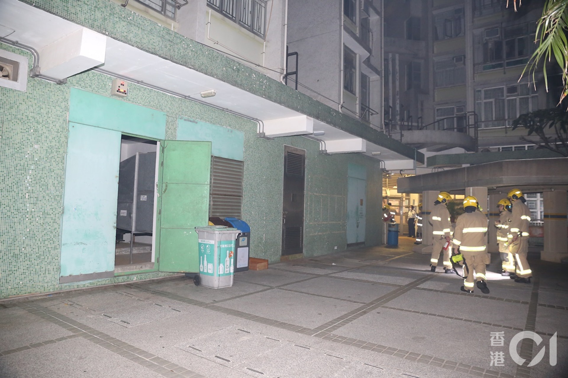 興東邨興康樓有機房冒煙,人員在場調查。(陳永武攝) 興東邨興康樓有機房冒煙,人員在場調查。(陳永武攝)