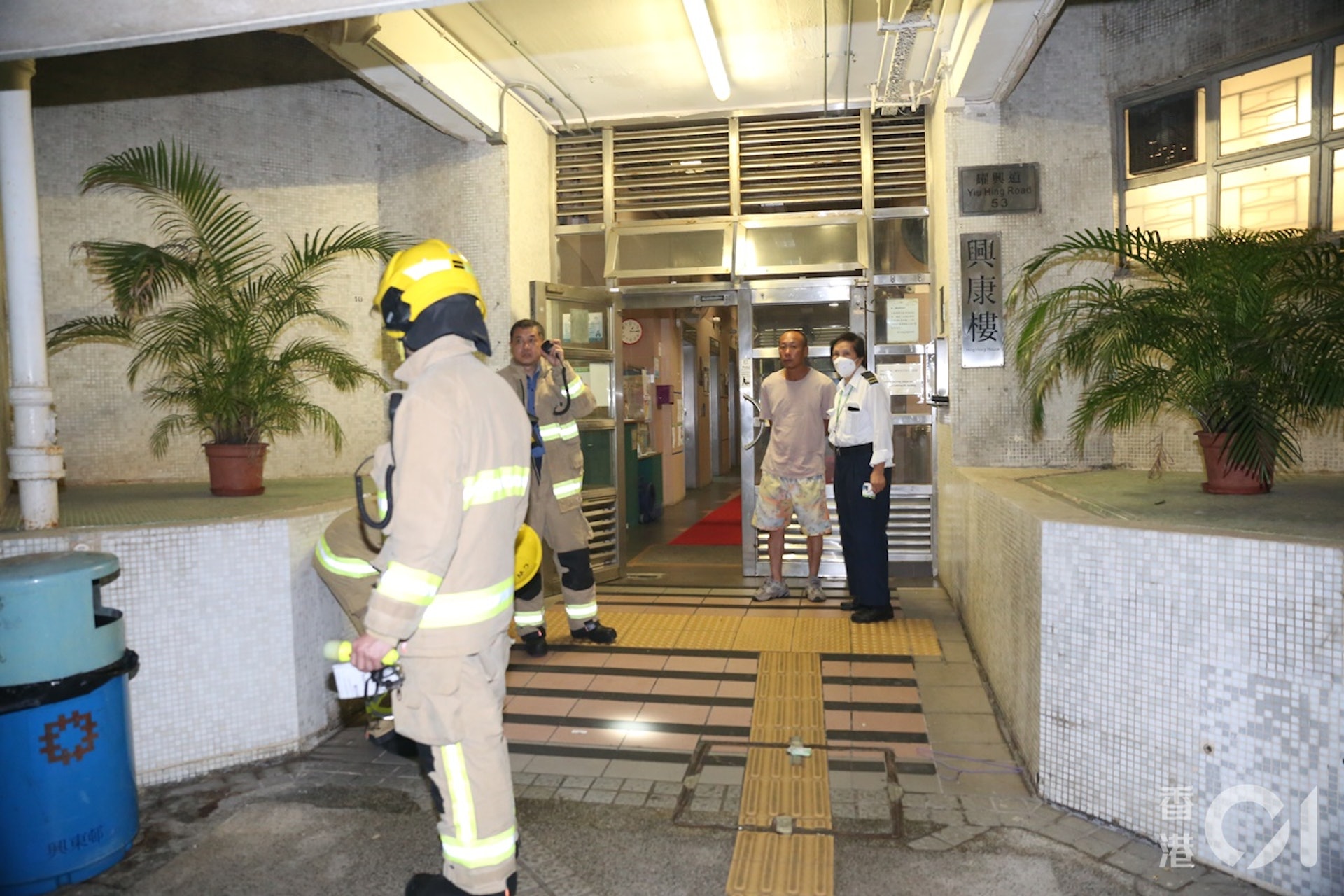 興東邨興康樓有機房冒煙,人員在場調查。(陳永武攝) 興東邨興康樓有機房冒煙,人員在場調查。(陳永武攝)