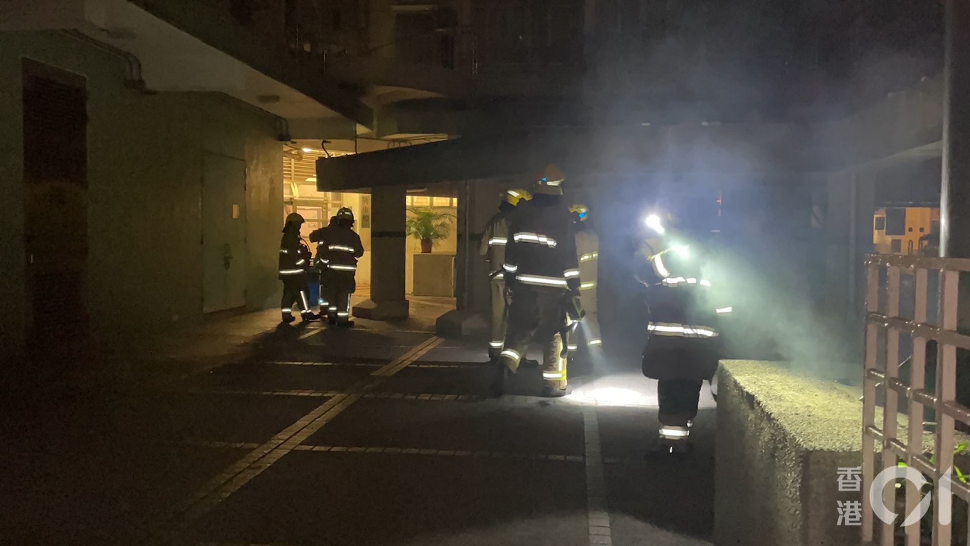 興東邨興康樓有機房冒煙,人員在場調查。(陳永武攝) 興東邨興康樓有機房冒煙,人員在場調查。(陳永武攝)