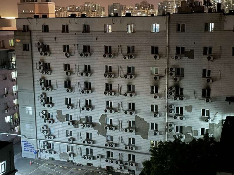 北京長峰醫院住院部東樓的外牆皮有大面積脫落。（中國青年報）