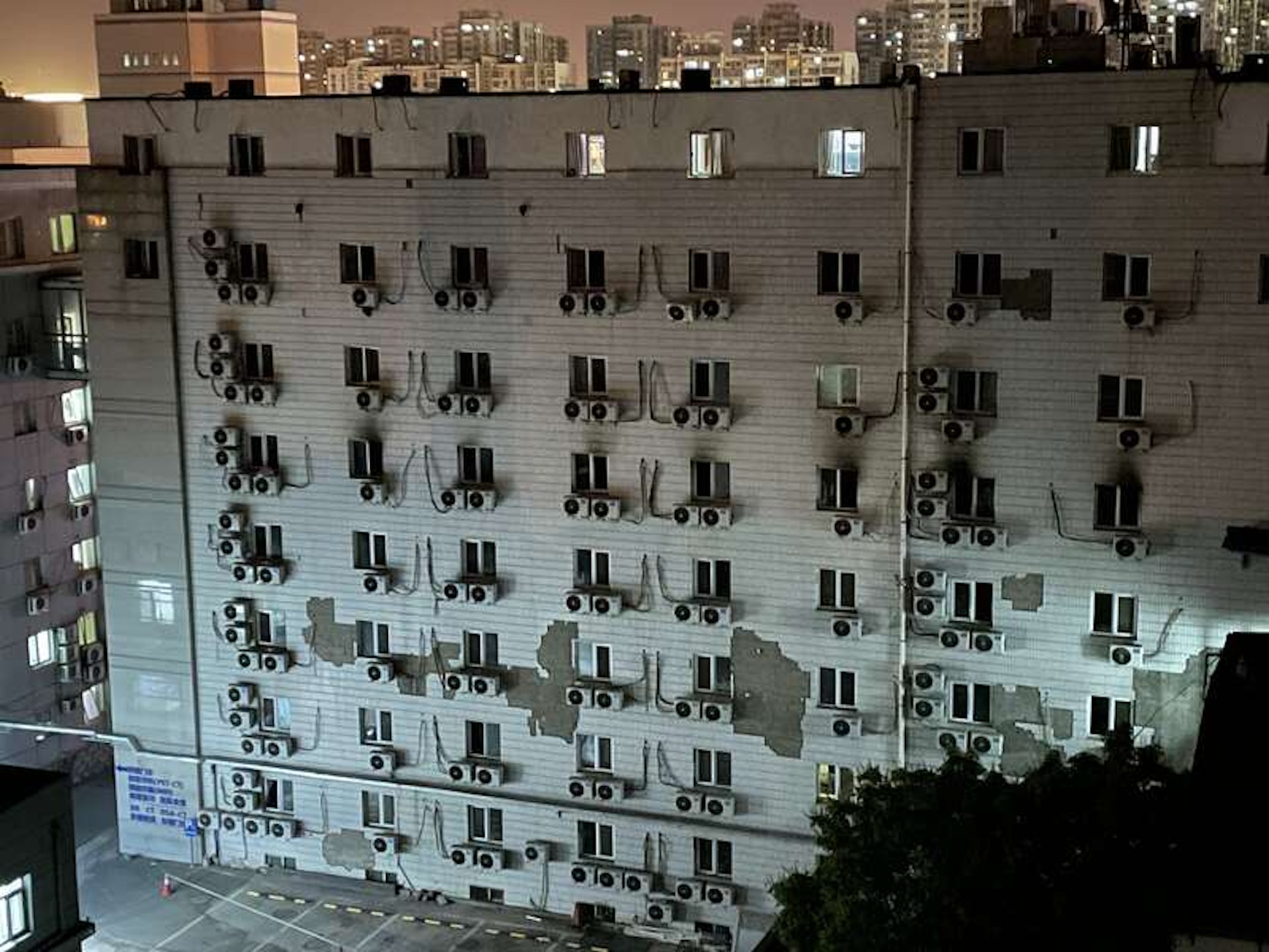 北京長峰醫院住院部東樓的外牆皮有大面積脫落。(中國青年報) 北京長峰醫院住院部東樓的外牆皮有大面積脫落。(中國青年報)