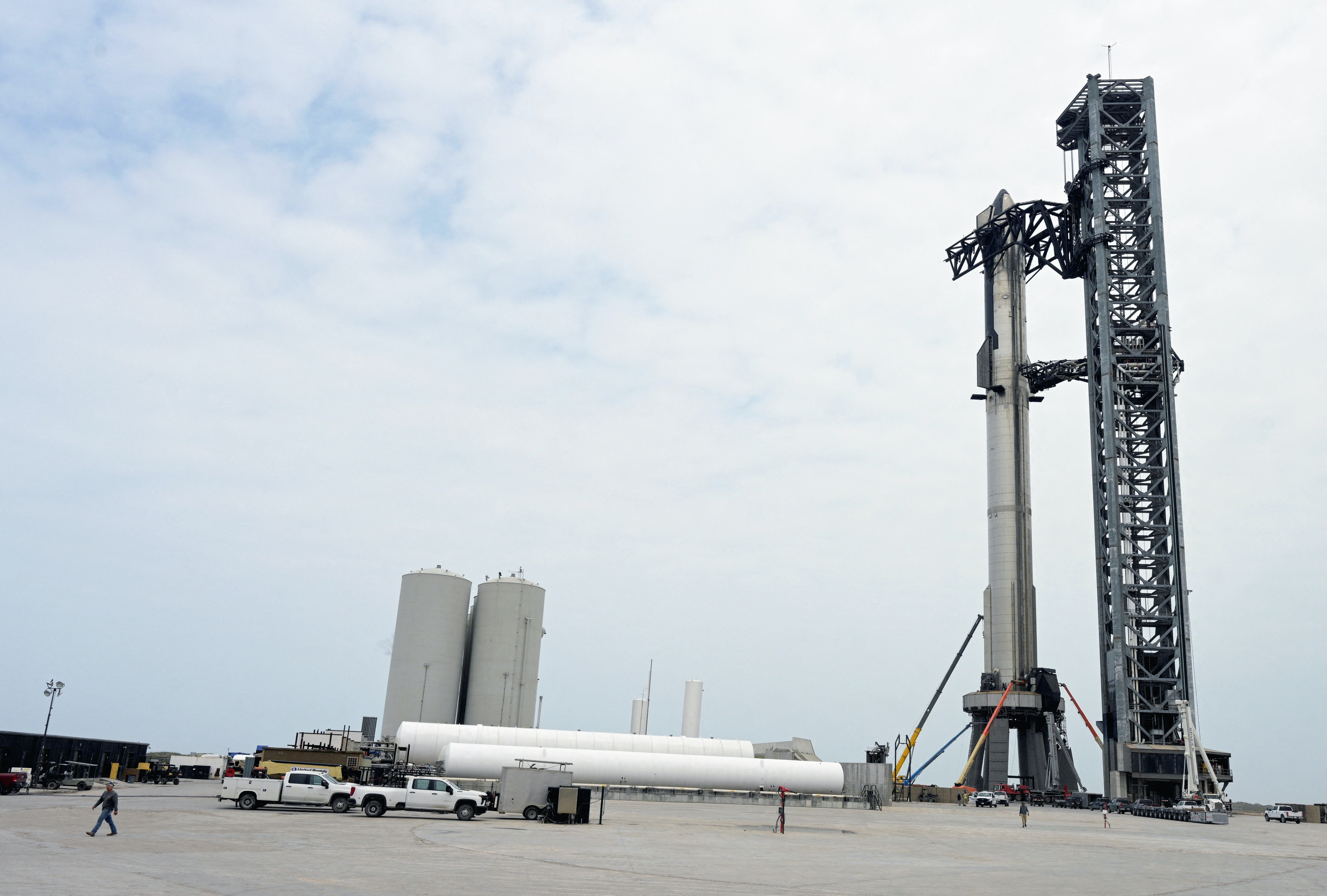 SpaceX的星艦4月20日試飛前夕，工作人員19日為今次任務作最後準備。（REUTERS）