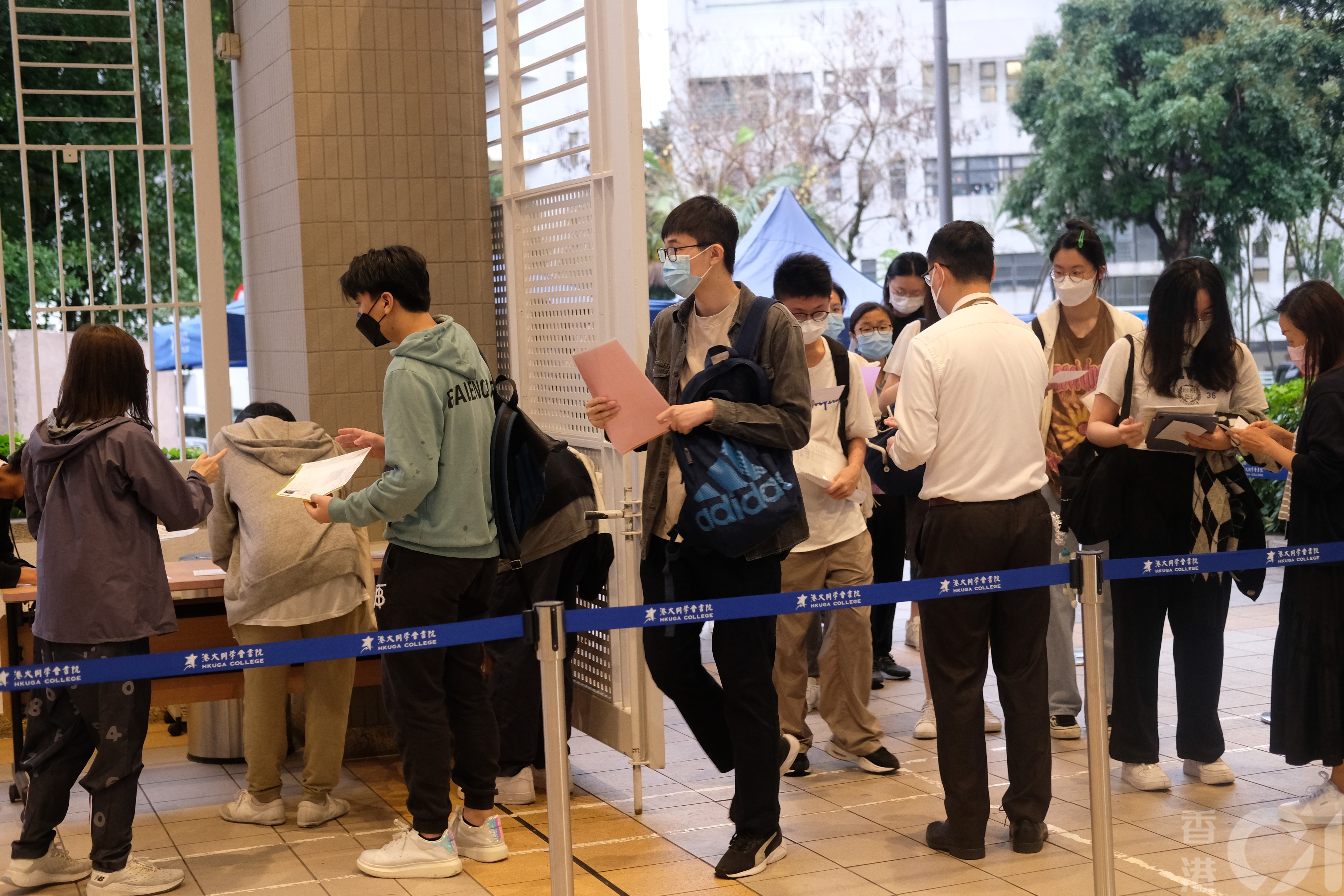 2023年DSE中學文憑試4月21日開考。在黃竹坑港大同學會書院試場，考生一早到場，按考評局規定必須戴口罩。