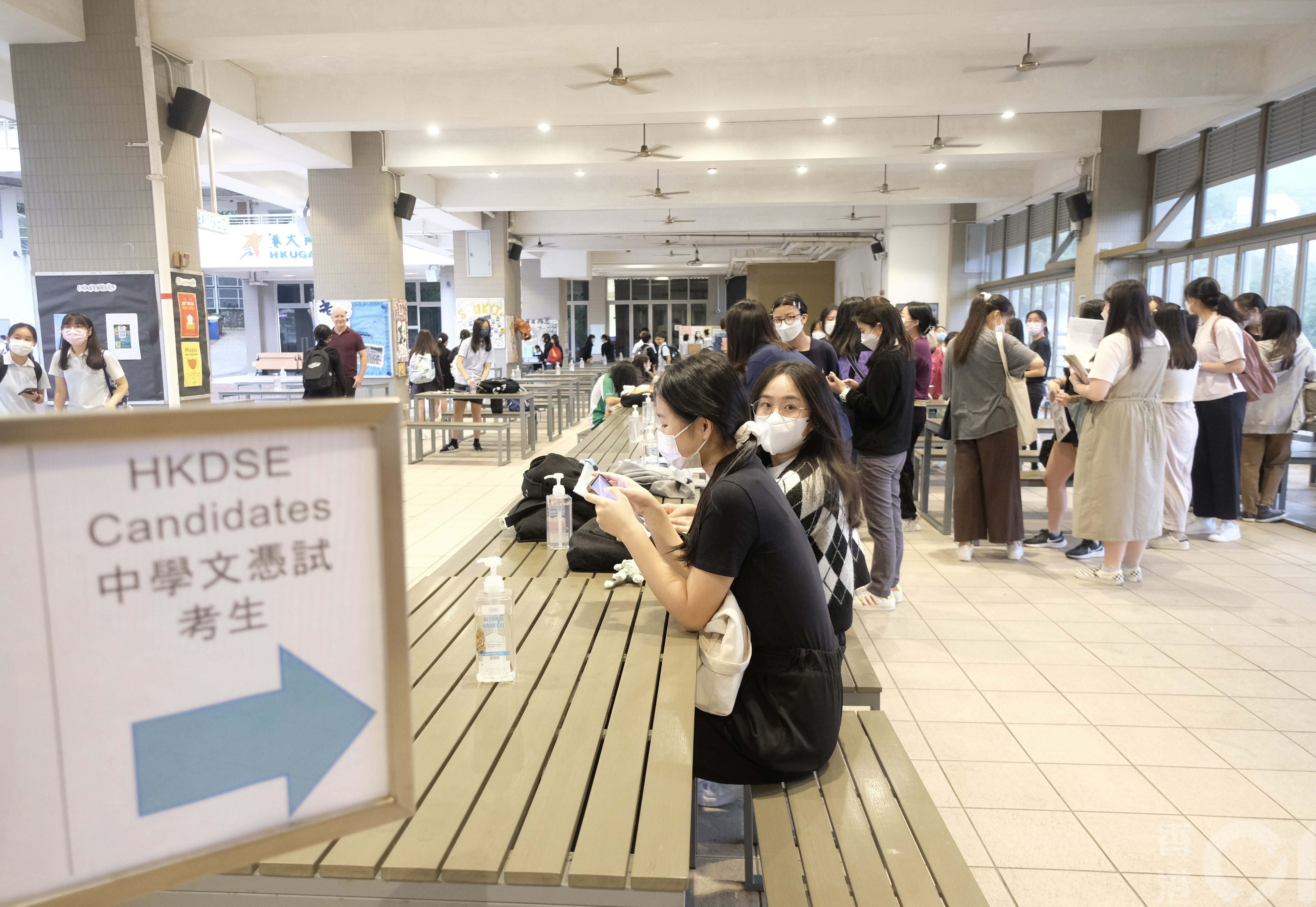 2023年DSE中學文憑試4月21日開考。在黃竹坑港大同學會書院試場，考生一早到場，按考評局規定必須戴口罩。