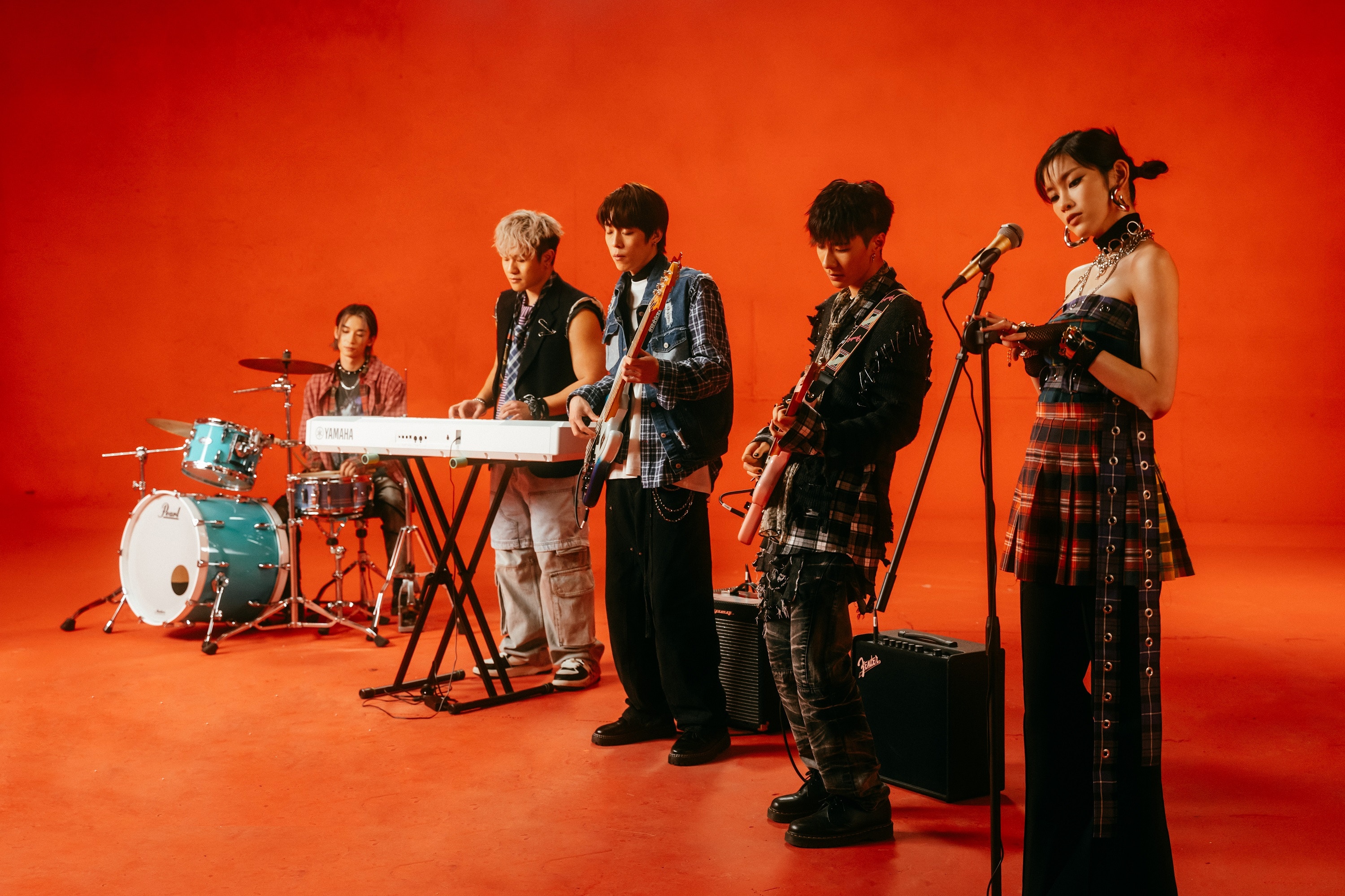 陳蕾搵《造星V》嘅參賽者（Tiger、Nathan、Kim、亨仔）一齊拍ＭＶ。