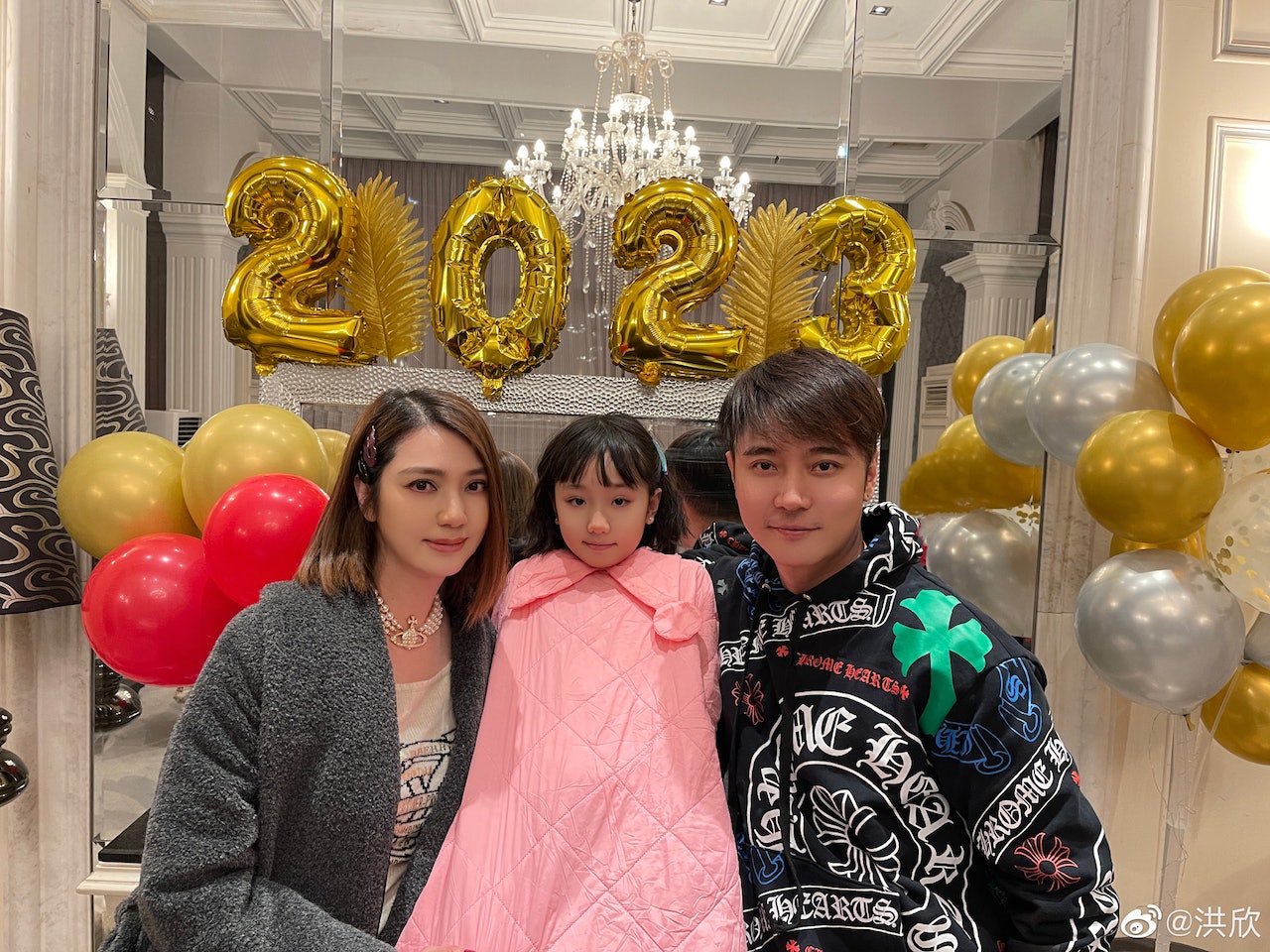 洪欣與張丹峰育有一女。(微博@洪欣) 洪欣與張丹峰育有一女。(微博@洪欣)