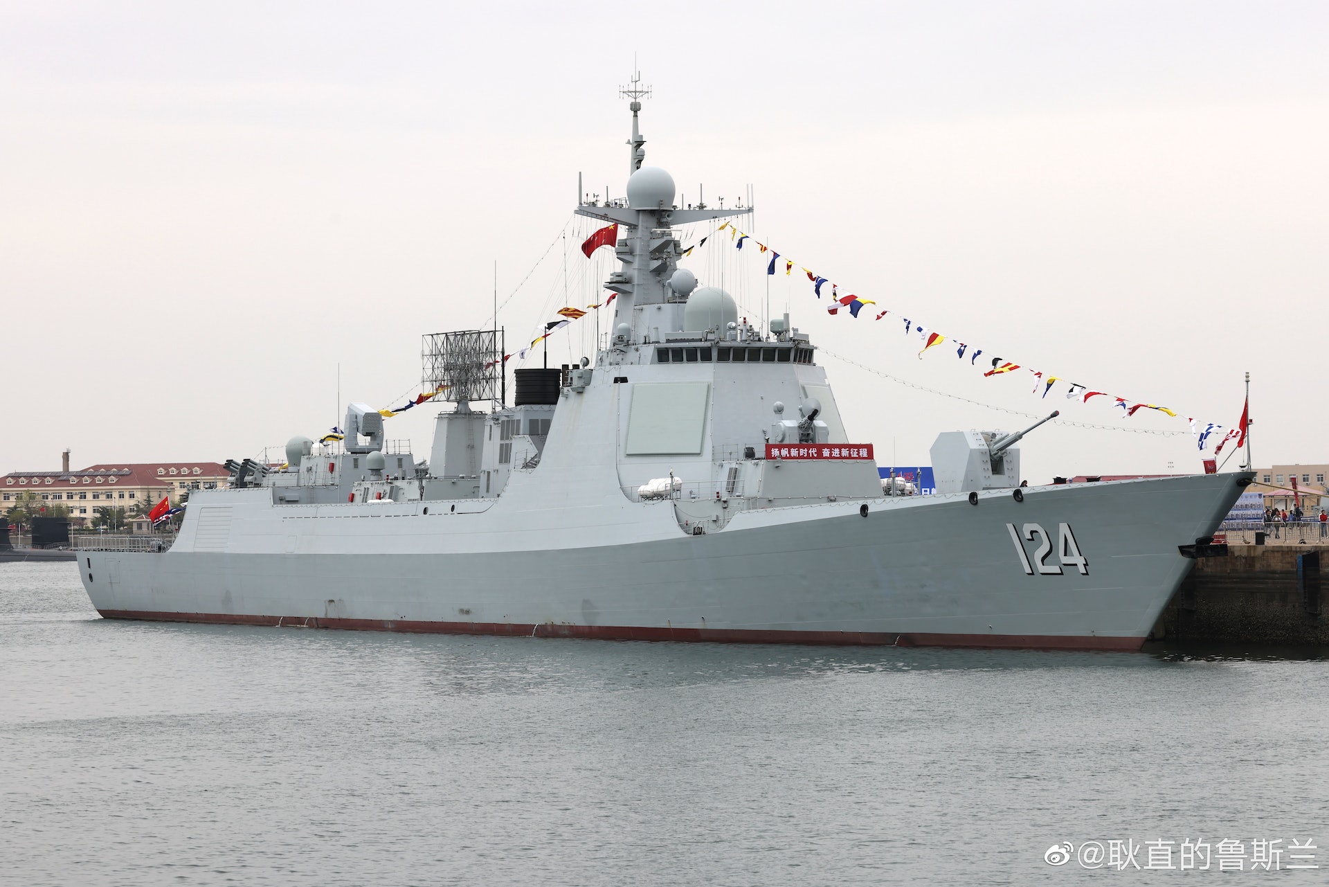 開封艦是大陸自主設計並建造的052D型導彈驅逐艦,舷號124。(圖/翻攝微博「耿直的魯斯蘭」)