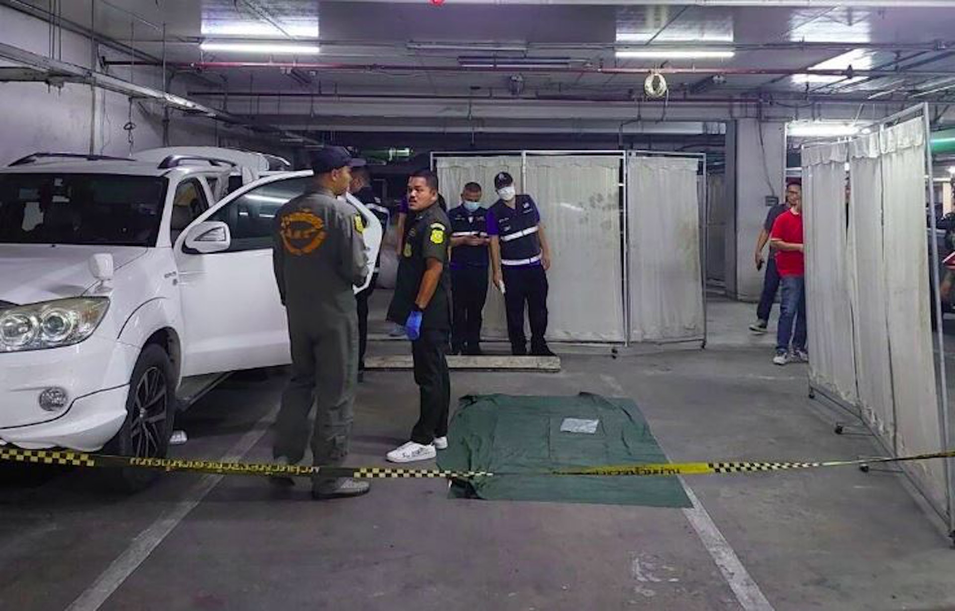 警方到場調查,遺體置於車輛後座,臉部朝下,並被人用一根電線綁在車內把手上。(網上圖片)