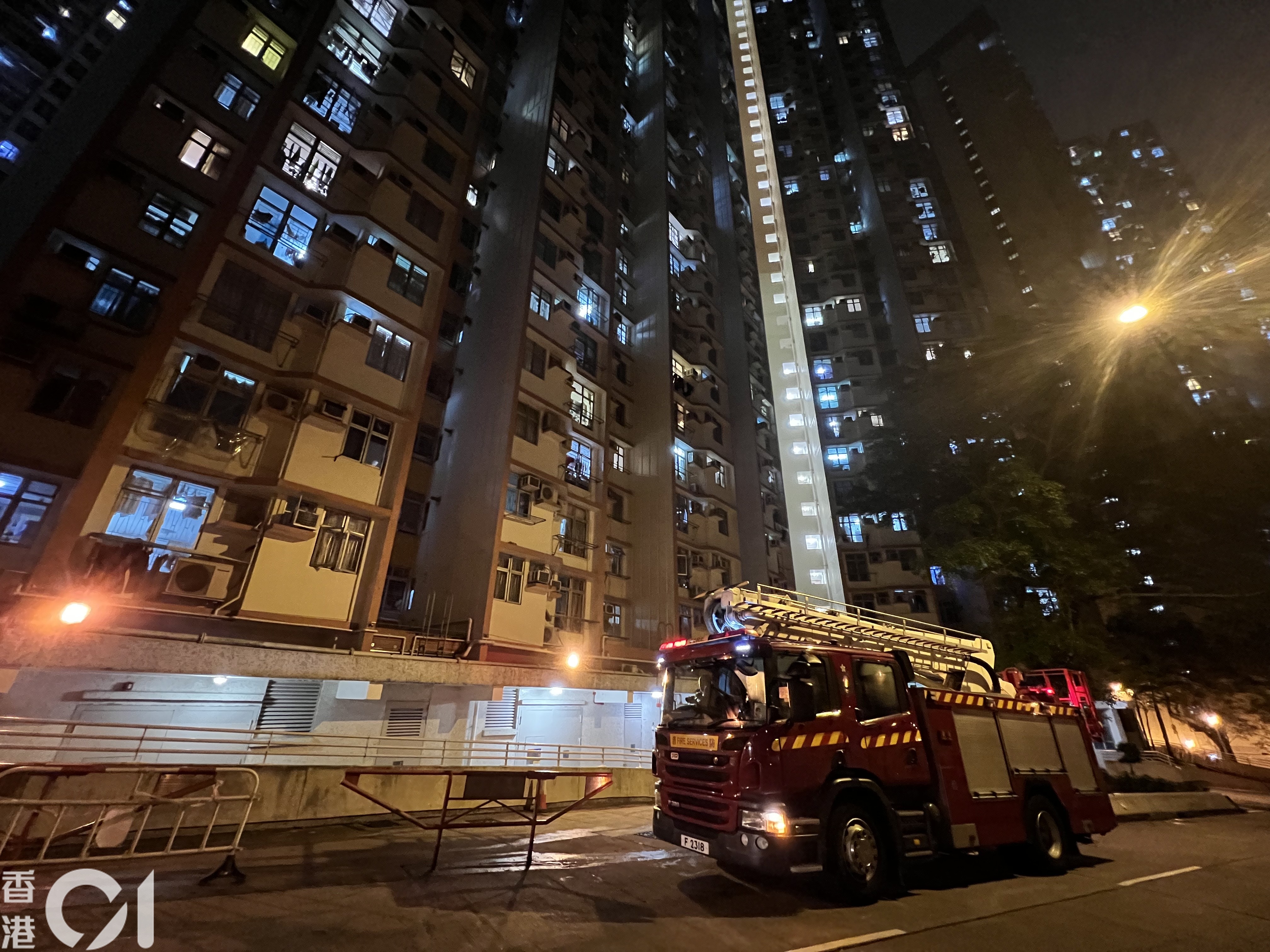 觀塘翠屏（南）邨翠榮樓一個單位晚上冒出黑煙，消防接報到場撲救。（朱永倫攝）
