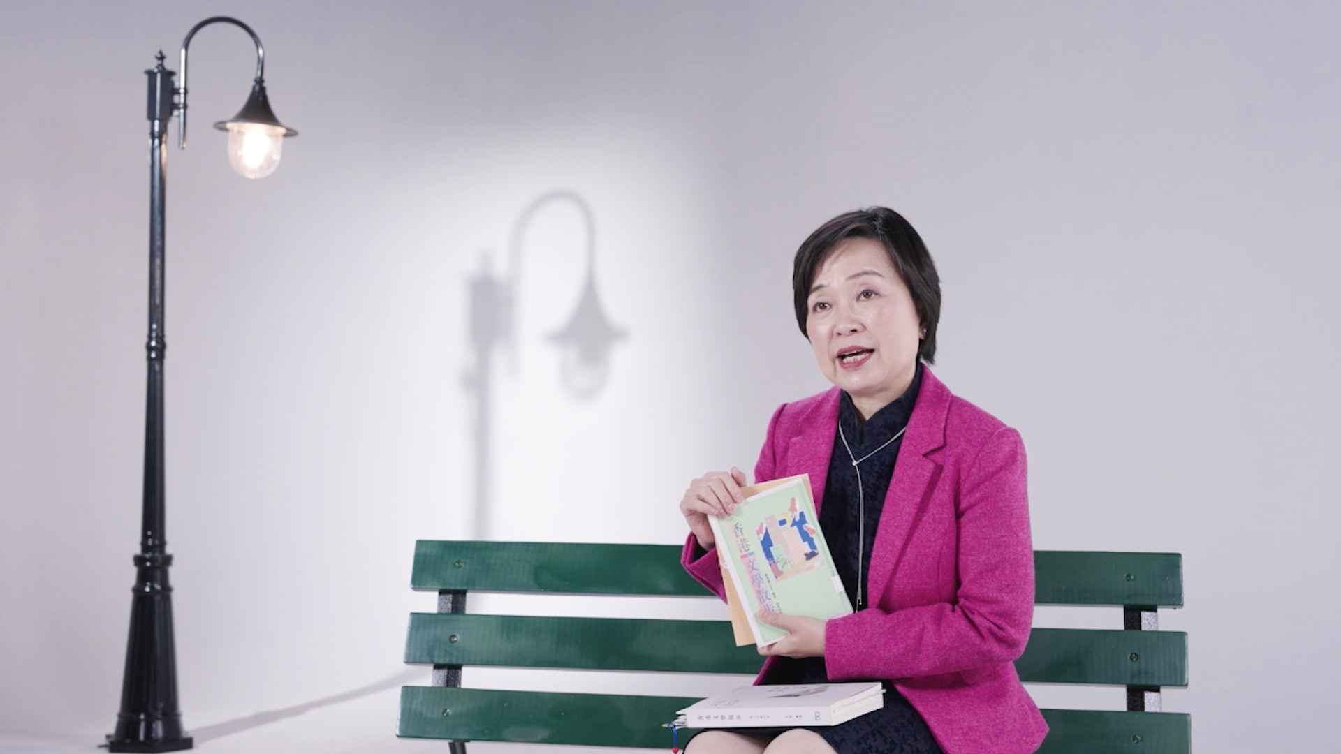教育局局長蔡若蓮在短片中向學生推介由著名作家小思編著的《香港文學散步》。(教育局提供圖片) 教育局局長蔡若蓮在短片中向學生推介由著名作家小思編著的《香港文學散步》。(教育局提供圖片)