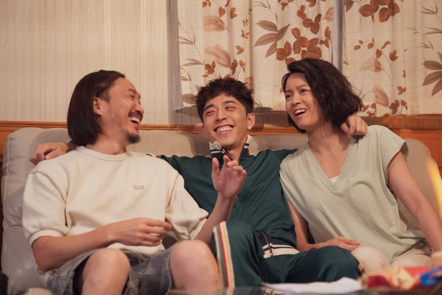 這個一家三口，現實中都成為好友，各自開個唱都分別有去支持。(《闔家辣》劇照)