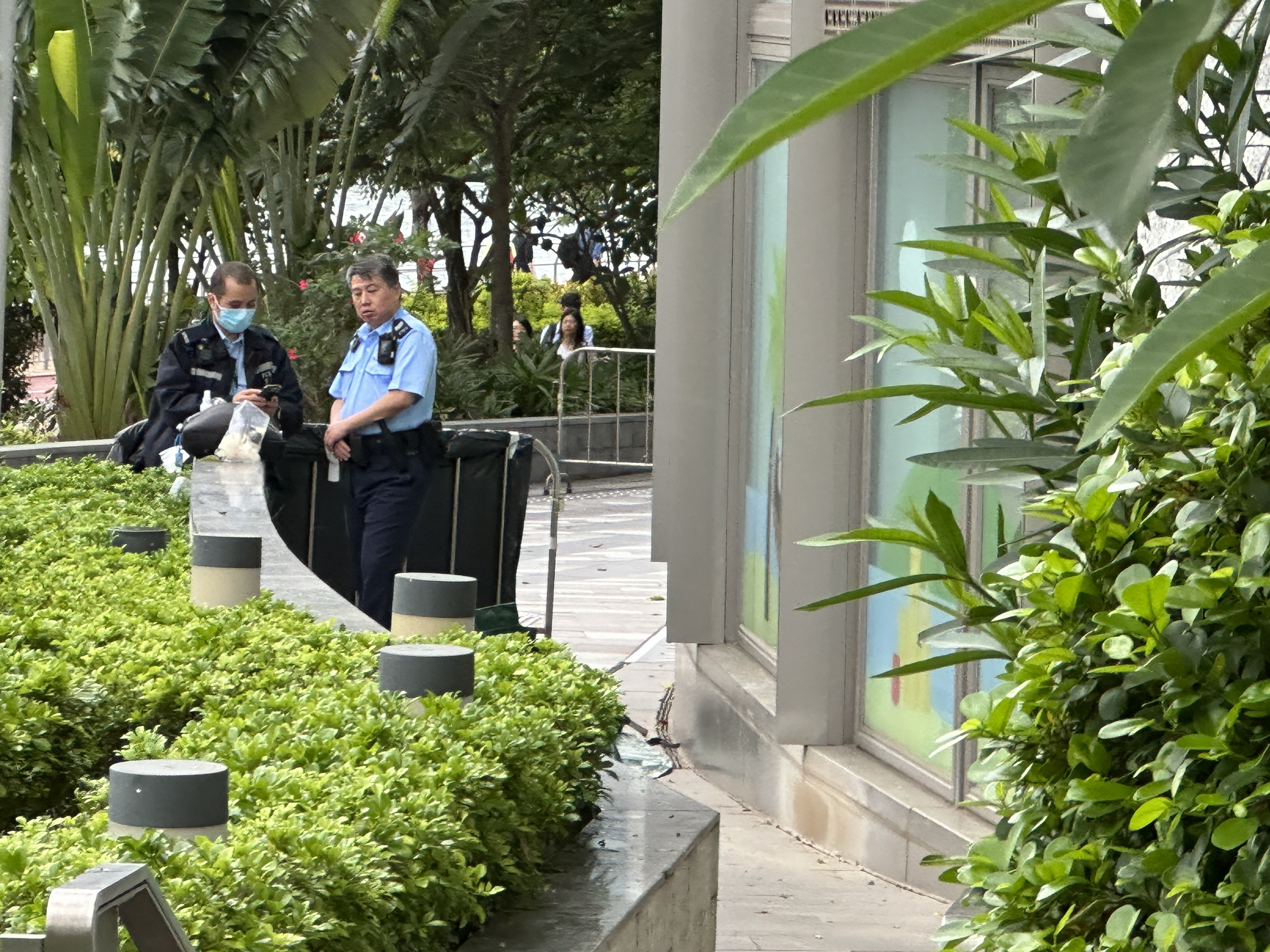 警員調查死者墮樓原因。（羅敏妍攝）