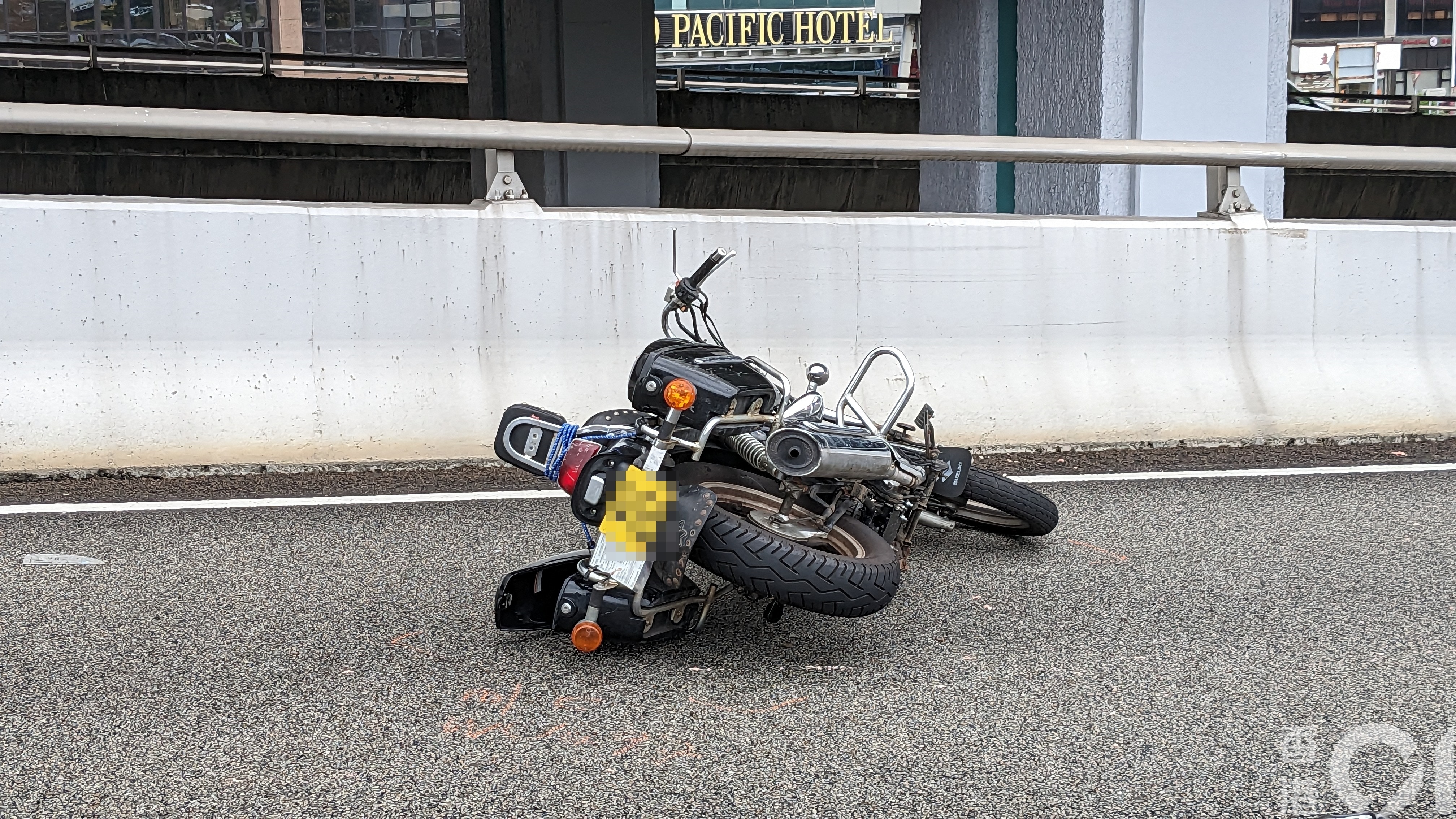 現場消息指，鐵騎士在干諾道西天橋懷疑被一架藍色旅遊巴撞倒，旅遊巴事後不顧而去，警方現正追查其去向。（黃偉民攝）