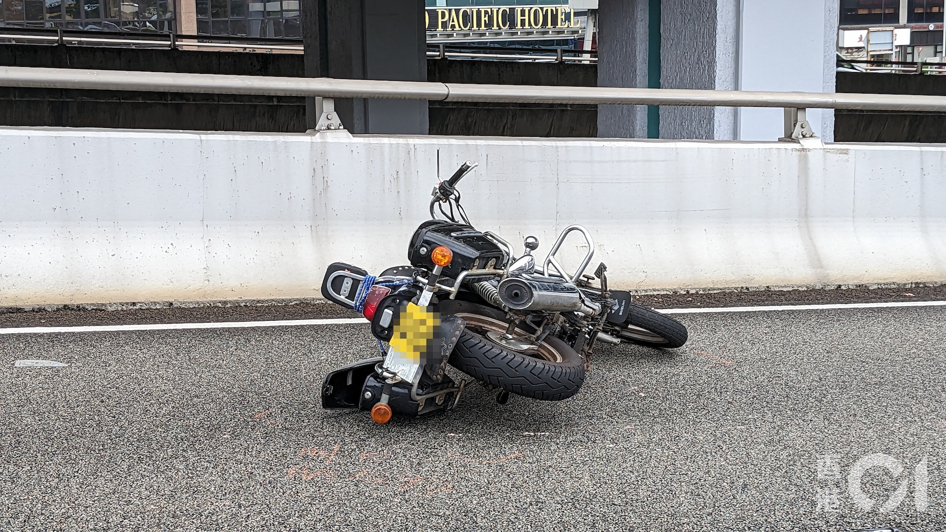 現場消息指,鐵騎士在干諾道西天橋懷疑被一架藍色旅遊巴撞倒,旅遊巴事後不顧而去,警方現正追查其去向。(黃偉民攝)