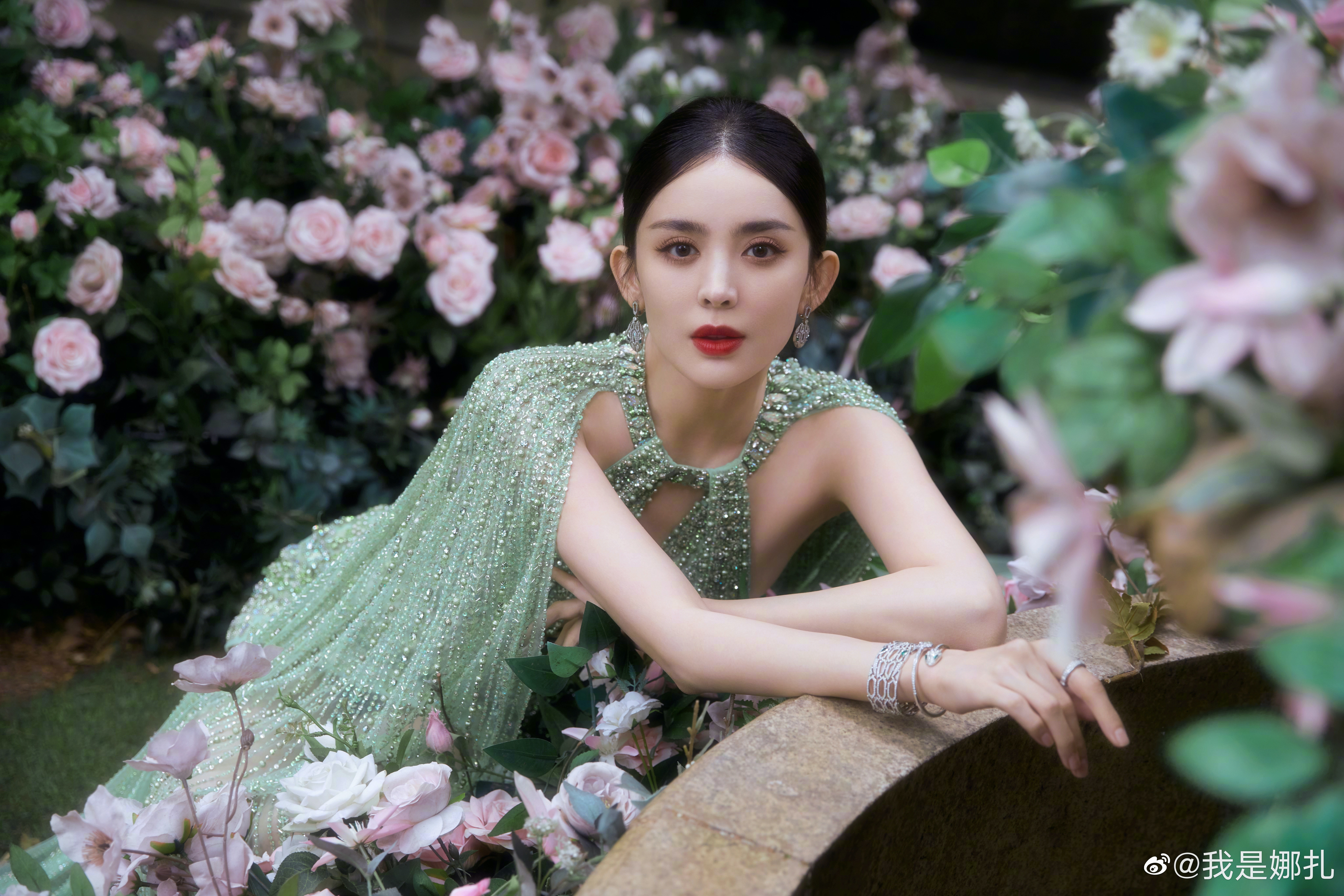 早前古力娜扎曬出美照後，更是引得大家爭相過來上海瑞金洲際酒店的「莫奈花園」打卡，吸粉無數。（我是娜扎微博）