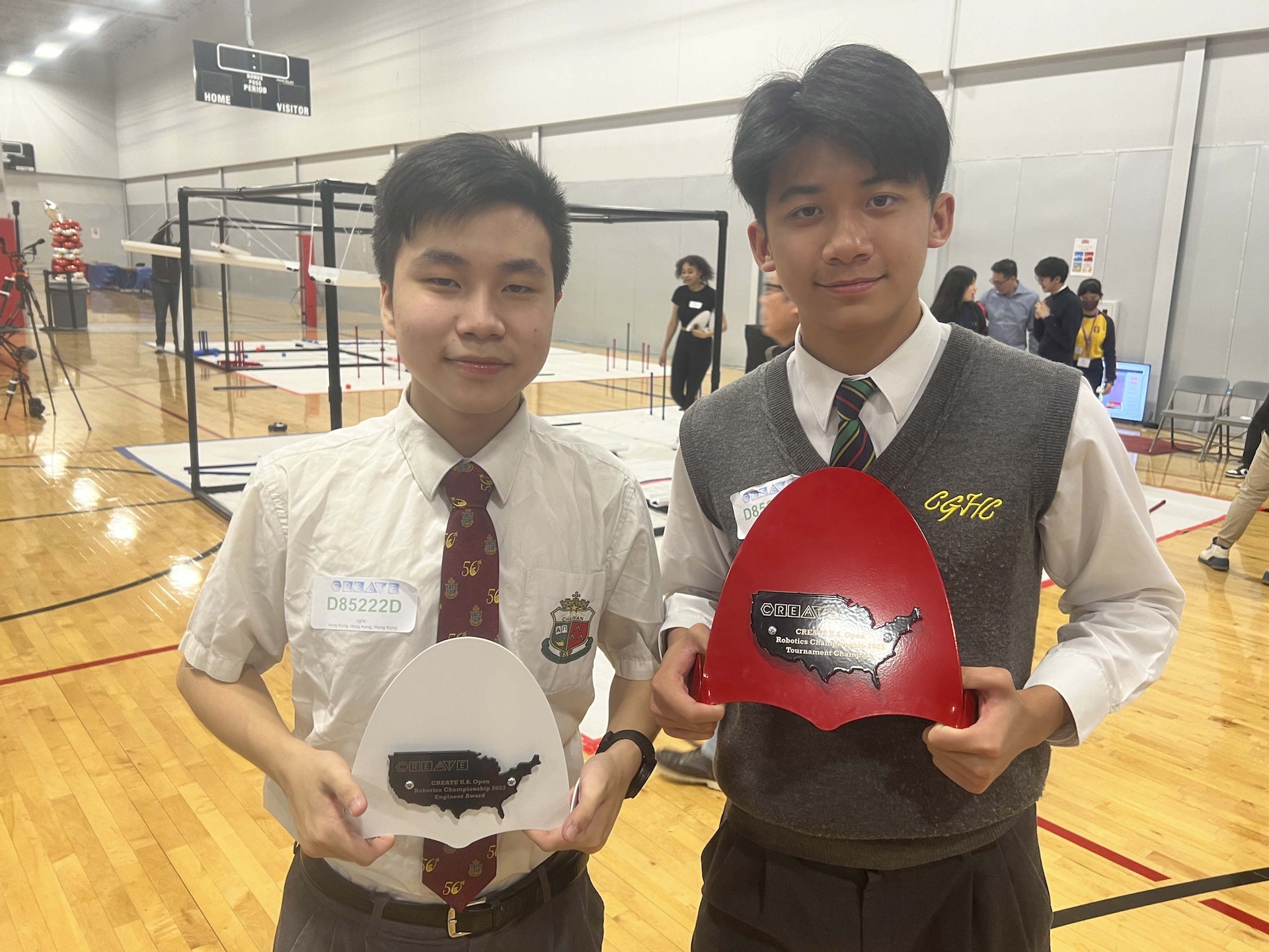 經過連日的比賽，該校兩位學生(左：梁偉恒; 右：李文碩) 成功在賽事中獲得 “Engineer Award” (見註1)及 “Tournament Champion” (見註2)。