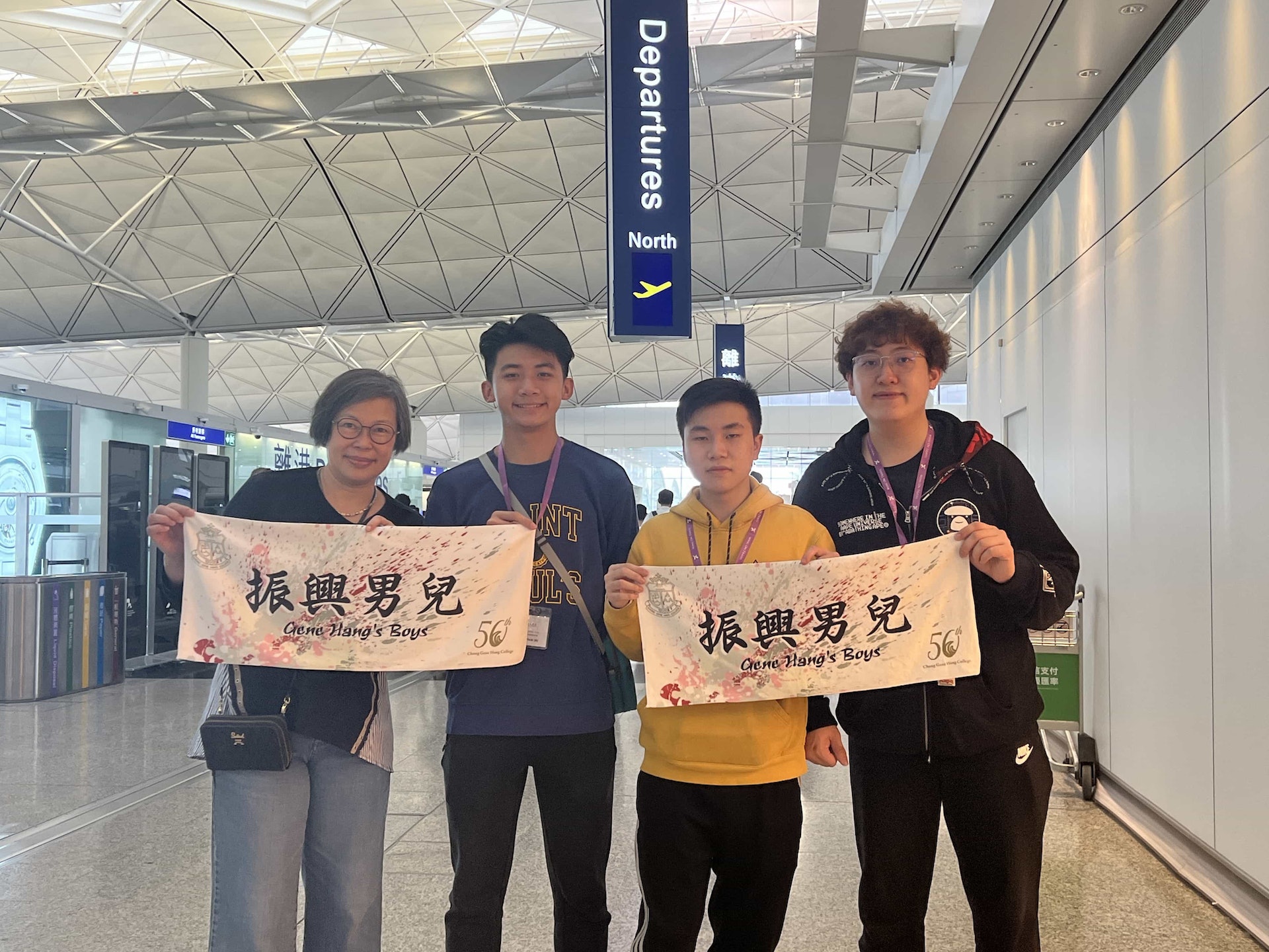 離港當天,該校張副校長到機場為兩位參賽學生打氣送行。赴美之旅由舊生、現為學校職員的陳皓男同行,體現該校濃厚的「振興情誼」。(左起:張小清副校長、李文碩、梁偉恒、陳皓男) 離港當天,該校張副校長到機場為兩位參賽學生打氣送行。赴美之旅由舊生、現為學校職員的陳皓男同行,體現該校濃厚的「振興情誼」。(左起:張小清副校長、李文碩、梁偉恒、陳皓男)