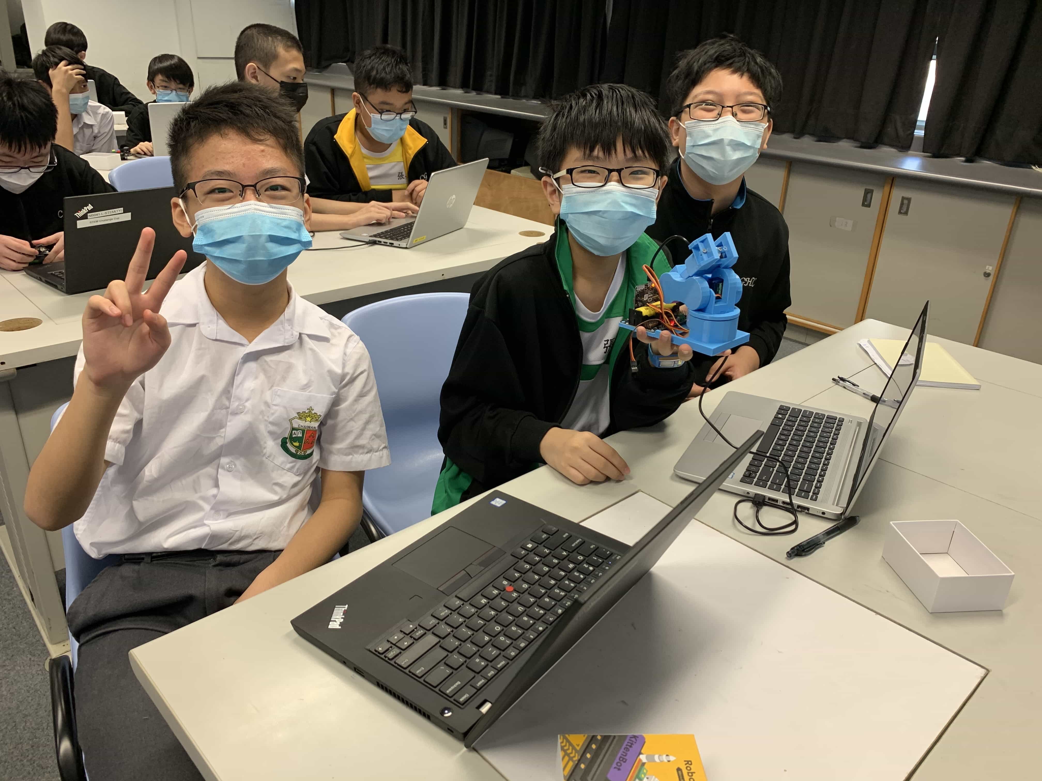 學生學習機械臂原理,思考如何應用在日常生活中。 學生學習機械臂原理,思考如何應用在日常生活中。