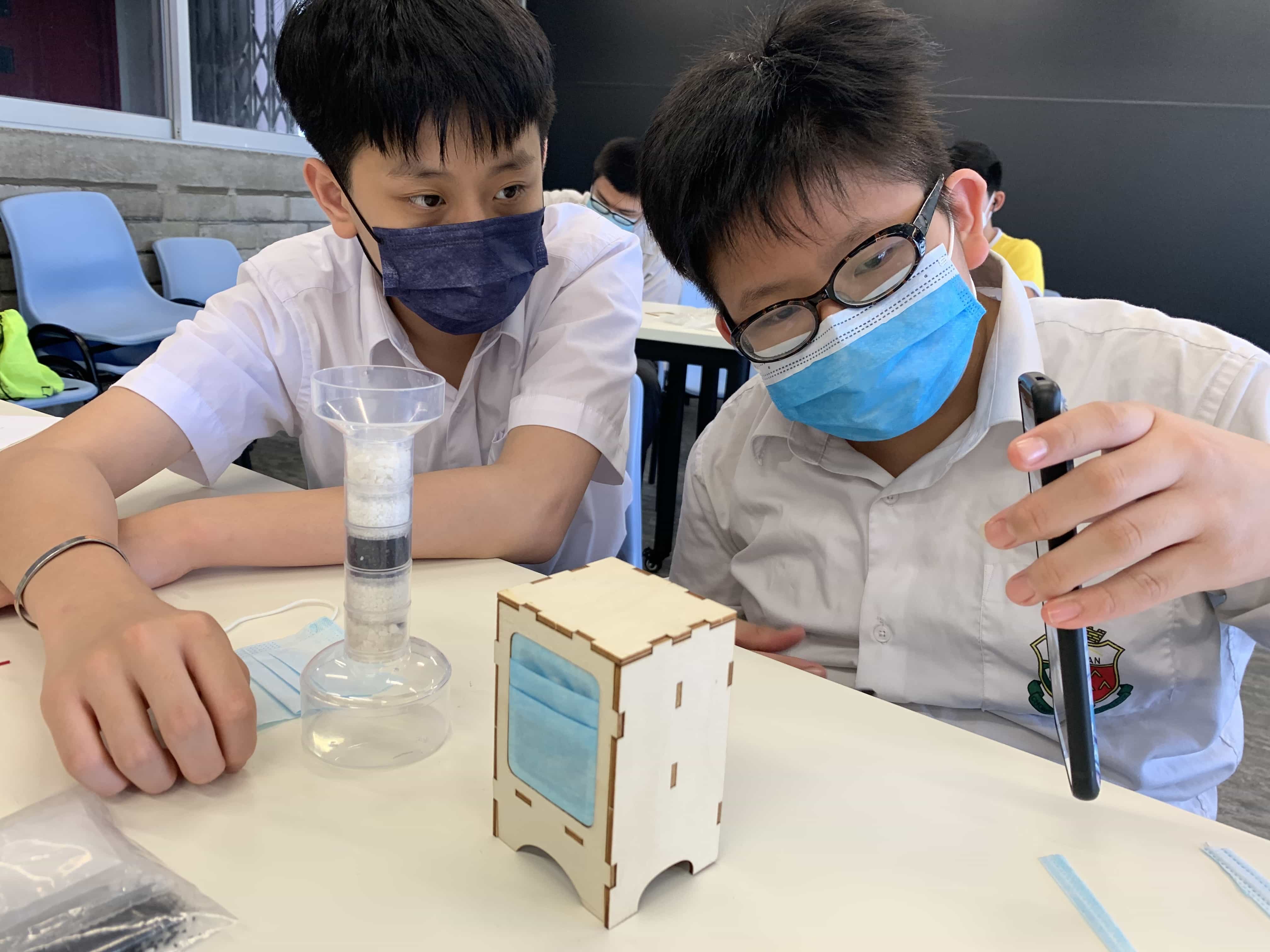 老師啟發學生的科研精神,培養對相關知識的興趣。 老師啟發學生的科研精神,培養對相關知識的興趣。