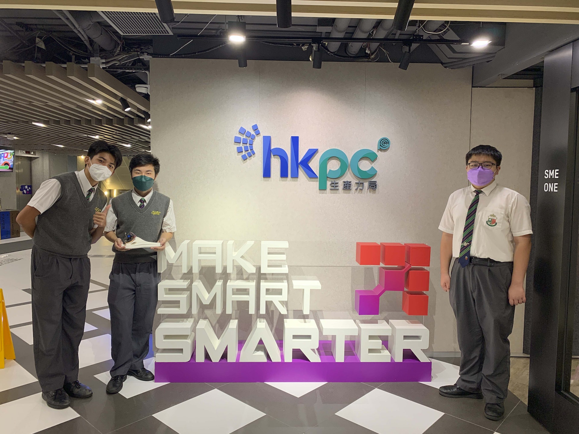 該校三位學生參加由香港生產力局舉辦的「大灣區聯校創新發明大賽」，以長者家居安全為出發點，研發出「智能求救平安鐘」，獲優異獎。