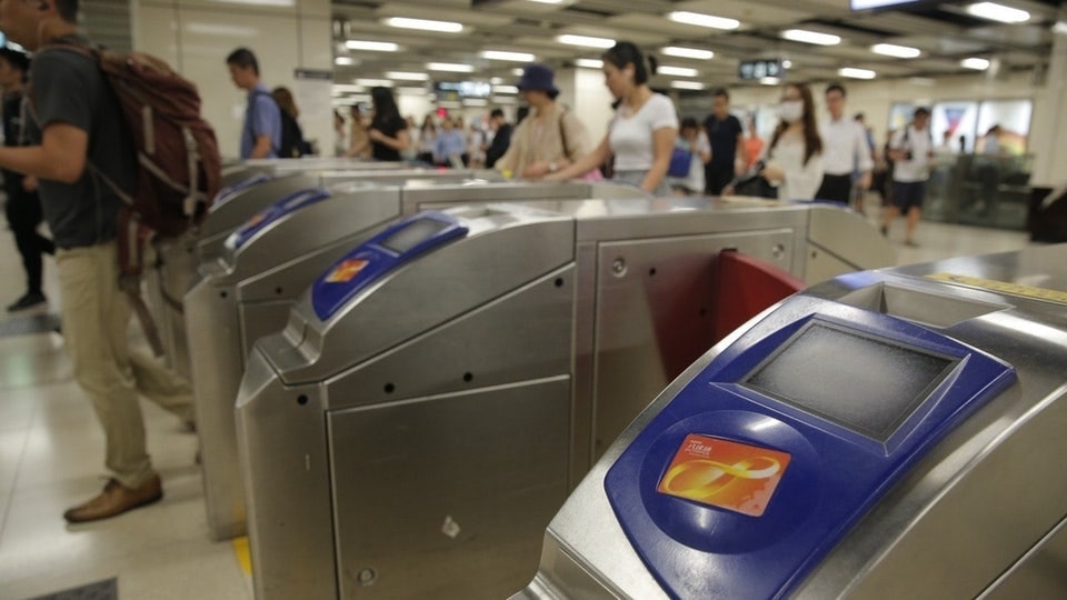 有連登網民分享日前乘車不快經歷，稱拿着隨身物品於港鐵站入閘時，突然遭到1名內地大媽撞開搶先入閘，遂怒極當場指罵大媽企圖搭霸王車行為。（示意圖／資料圖片）